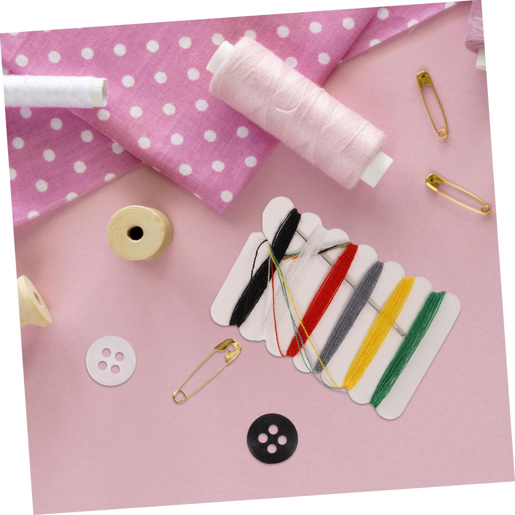 Kit de Costura Portátil 100 Piezas Botones, Agujas E Hilo | Principiantes y Madres, Uso Doméstico y Comercial, Incluye Alfileres, Formato Compacto Color Aleatorio