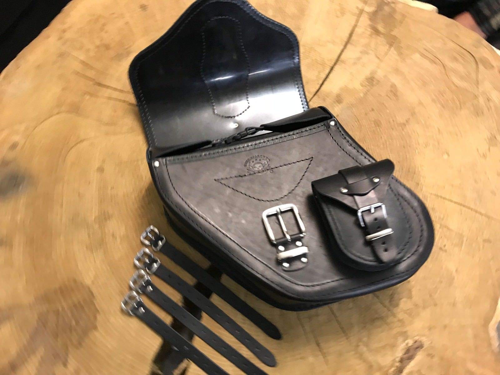 Dynamite Black Satteltasche kompatibel mit Harley Davidson Dyna Glide Street Bob Modell 1996-2017 Ledertasche Sportster Seitentasche Gepäckkoffer Seitenkoffer Saddle Bag HD Linke Seite Left