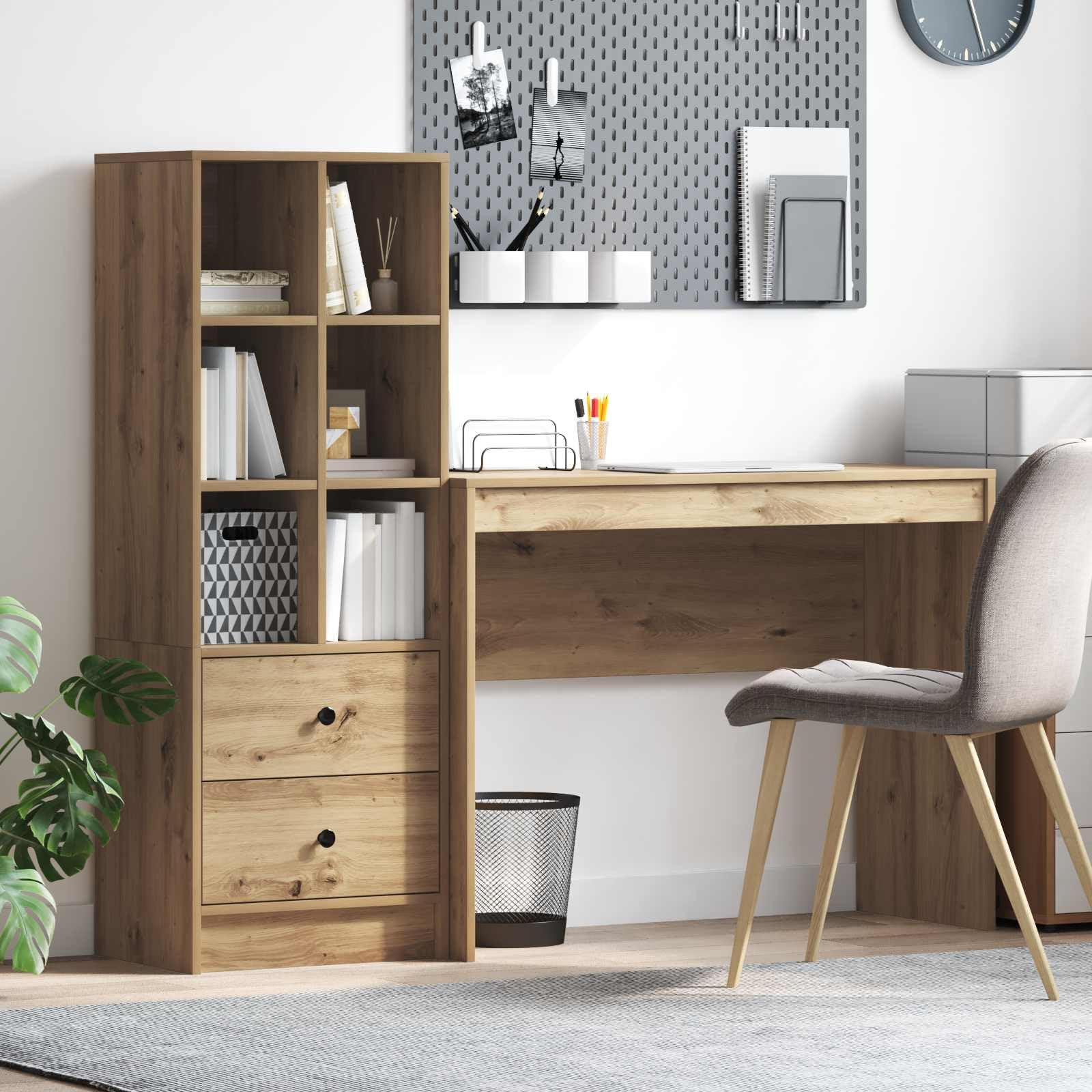 Scrivania in legno di ingegneria marrone con ripiani integrati, ampia superficie per computer e documenti, stile moderno minimalista per ufficio a casa