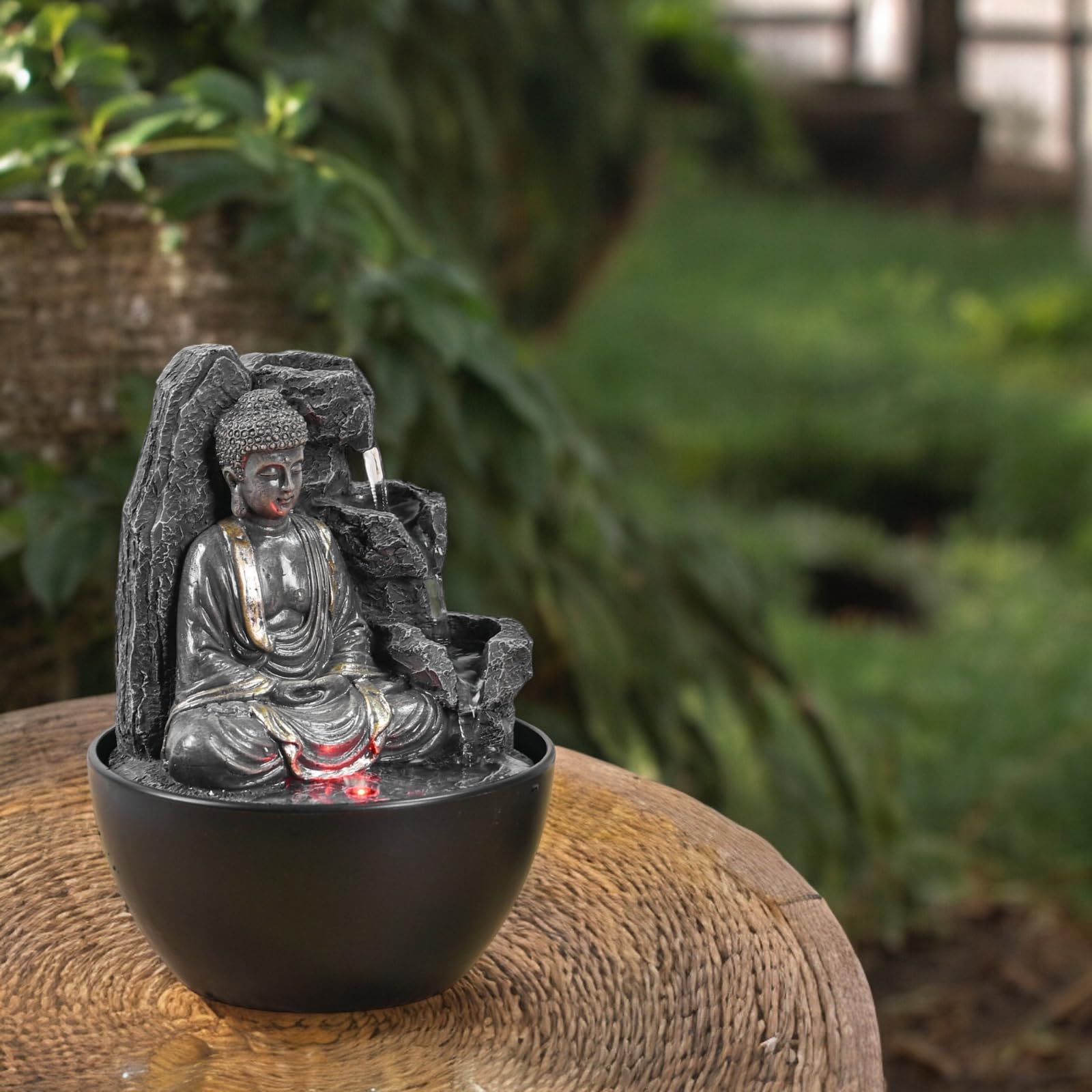 Fuente de Interior de Buda Relajante – Fuente Cascade – Decoración Zen Feng Shui – Idea de Regalo Elegante y útil – Fuente de Mesa con luz LED – 18 cm – Revata Zen'Light