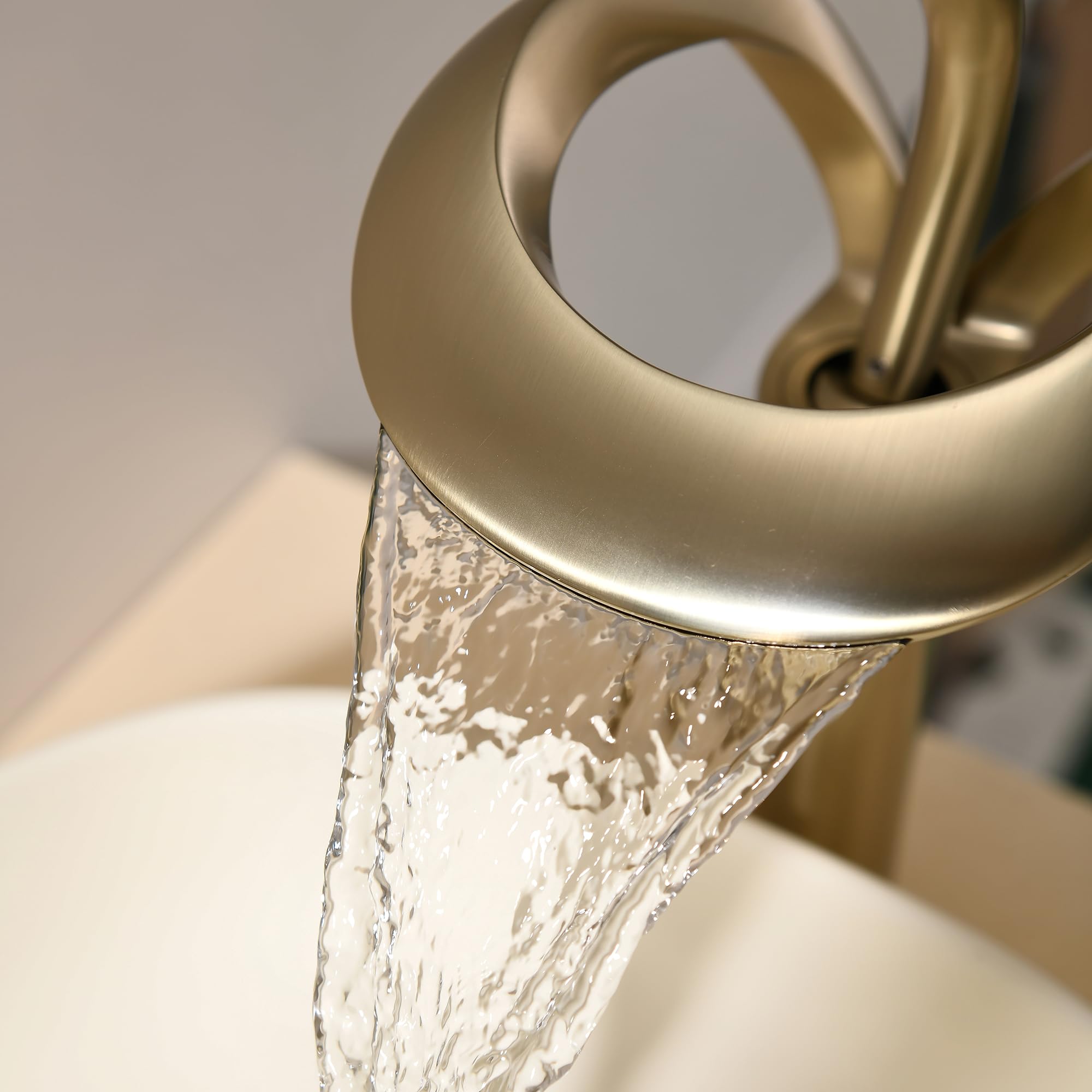 Grifo de baño de cascada de oro cepillado, grifo mezclador moderno de latón para lavabo de baño, grifo de tocador de una sola palanca, elegante diseño de flujo de cascada (alto)