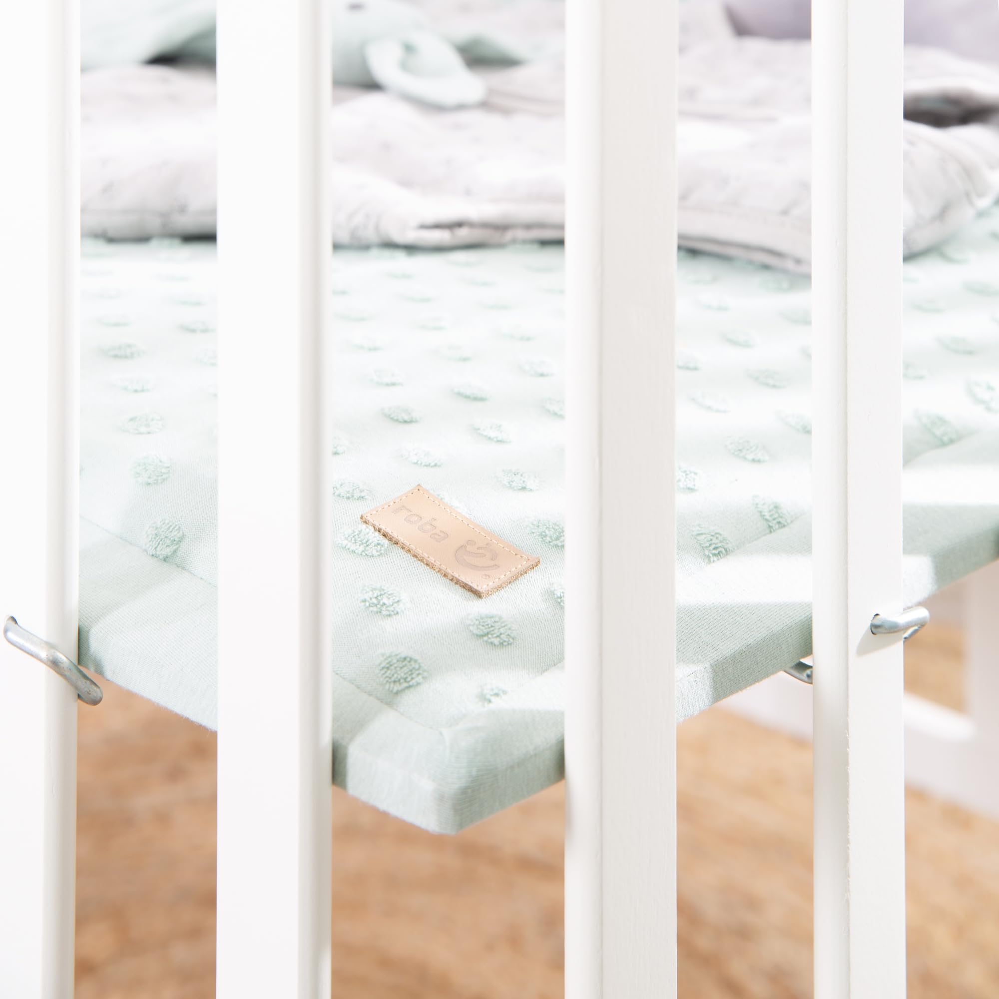 roba Parc Bébé en Bois Massif Bio 75 x 100 + Tapis de Parc Lil Planet Vert Givré - Certifié OEKO-TEX et GOTS - Base Ajustable en Hauteur - Design Rétro - Laqué Blanc