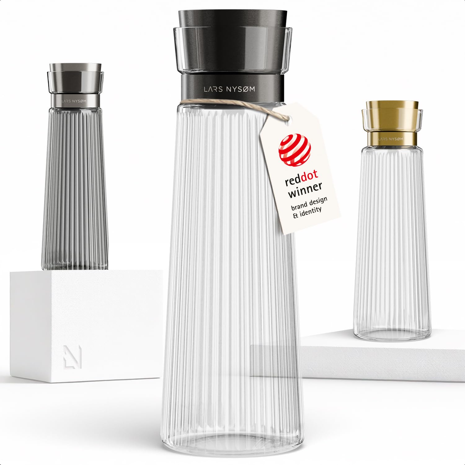 LARS NYSØM Caraffa per l’Acqua 1l con Coperchio in Acciaio Inox e Filtro Integrato | Elegante Caraffa in Vetro per Succo, Tè, Limonata | Brocca per Uso Quotidiano & Ospiti