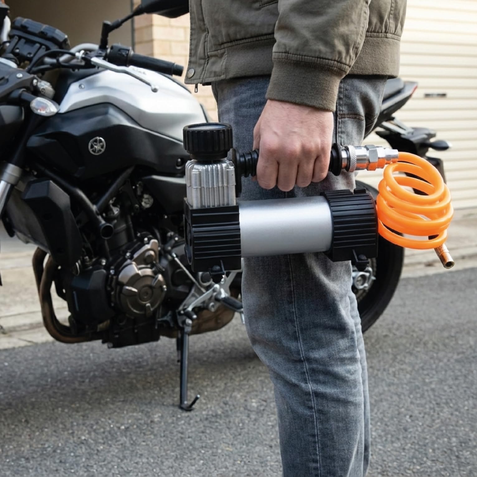 Valex Minicompressore MET21 12V da Auto – 7 Bar, Pistone 30 mm, Corpo in Metallo, Presa Accendisigari, con Manometro e Kit Ugelli