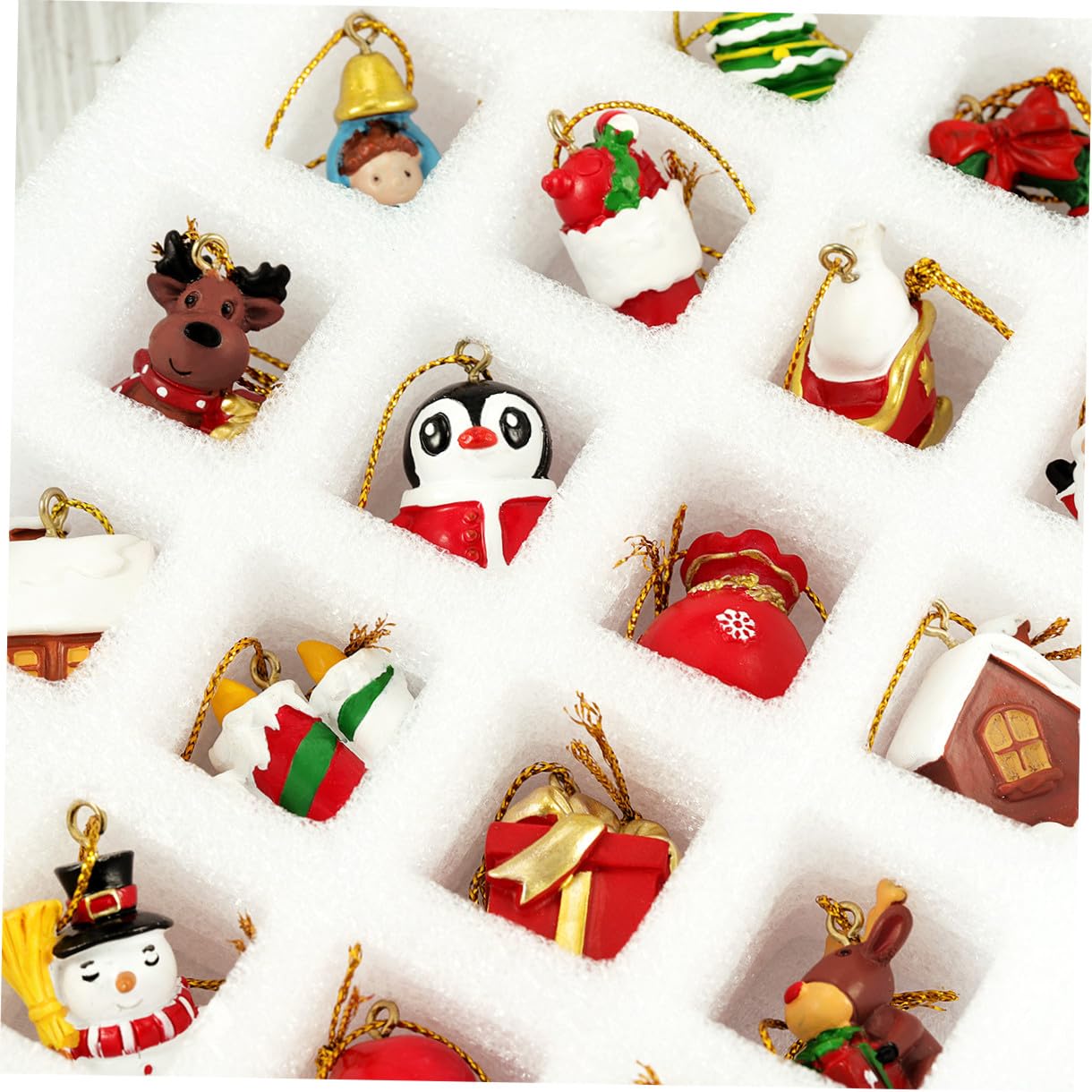 Alipis Adventskalender mit 24 Hängenden Kunstharz Anhängern zum Aufhängen Weihnachtsbaumschmuck mit Countdown Funktion zum Dekorieren von Bäumen und Räumen