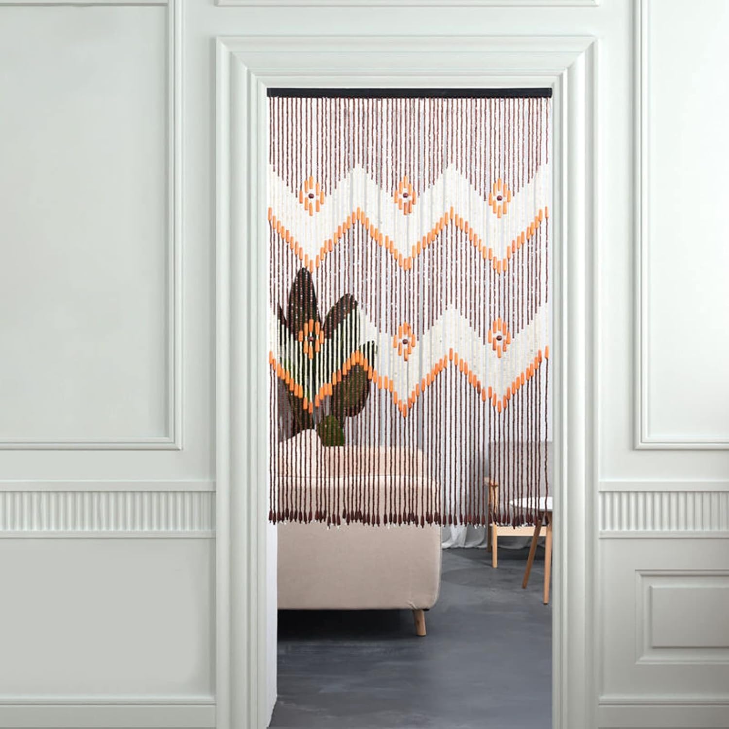 Cortinas de cuentas de madera naturales para puertas que separan espacios sin perder luz