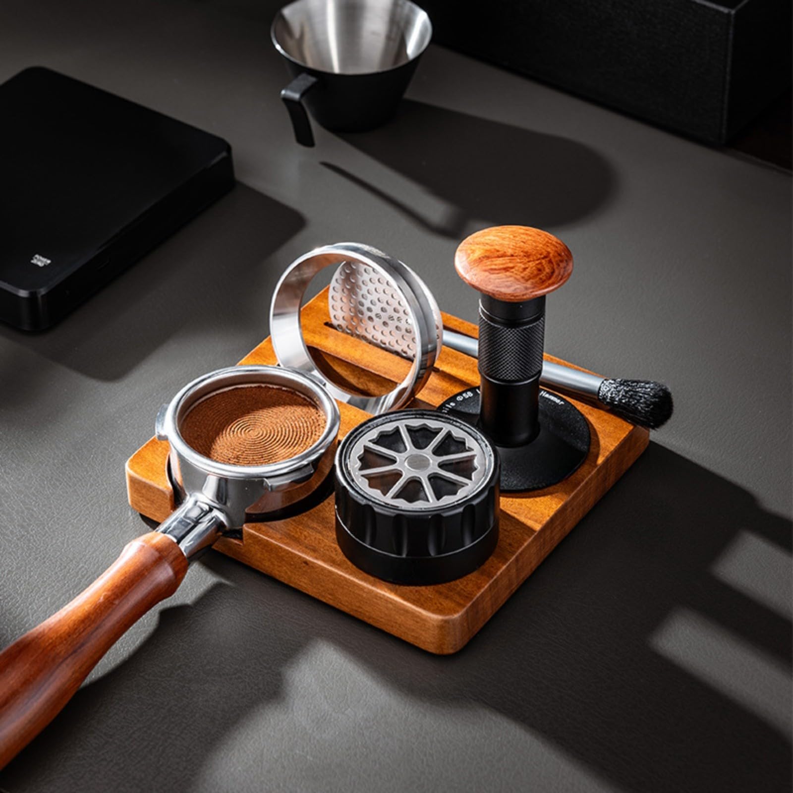 Juego de 6 prensadores de café expreso con estación de prensado de madera, distribuidor de 58 mm y embudo dosificador, pantalla de disco y cepillo de limpieza para una elaboración precisa de Barista