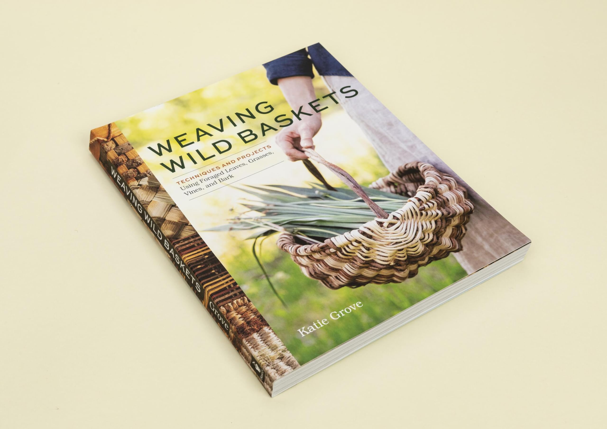 Weaving Wild Baskets: Techniques and Projects Using Foraged Leaves, Grasses, Vines, and Bark