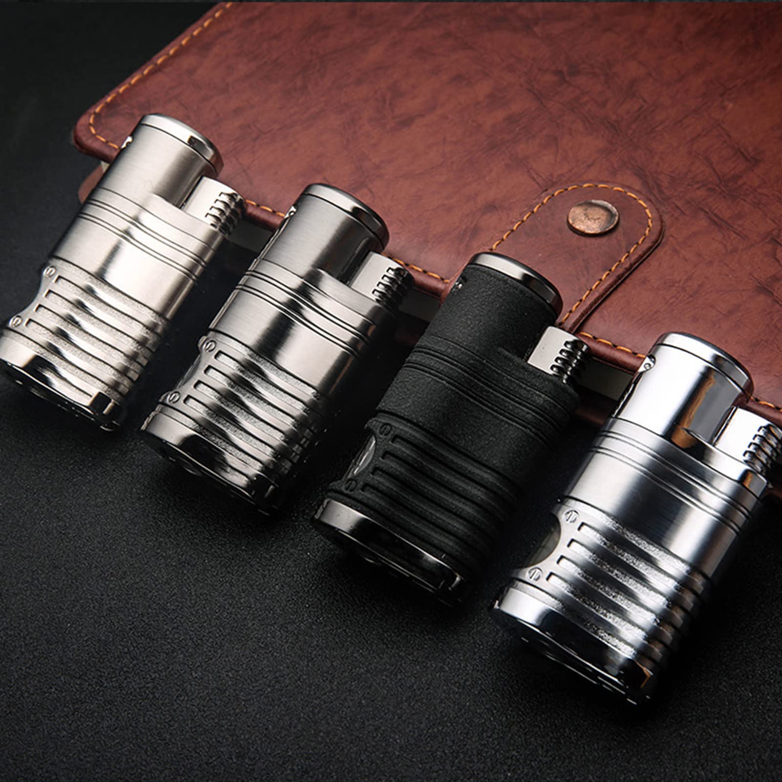 Briquet Torche en Métal Briquet Au Butane Rechargeable 4 Jet Flamme Gaz Cigarette Coupe-Vent Portable Briquet avec Poinçon Cigare Accessoires Fumeurs