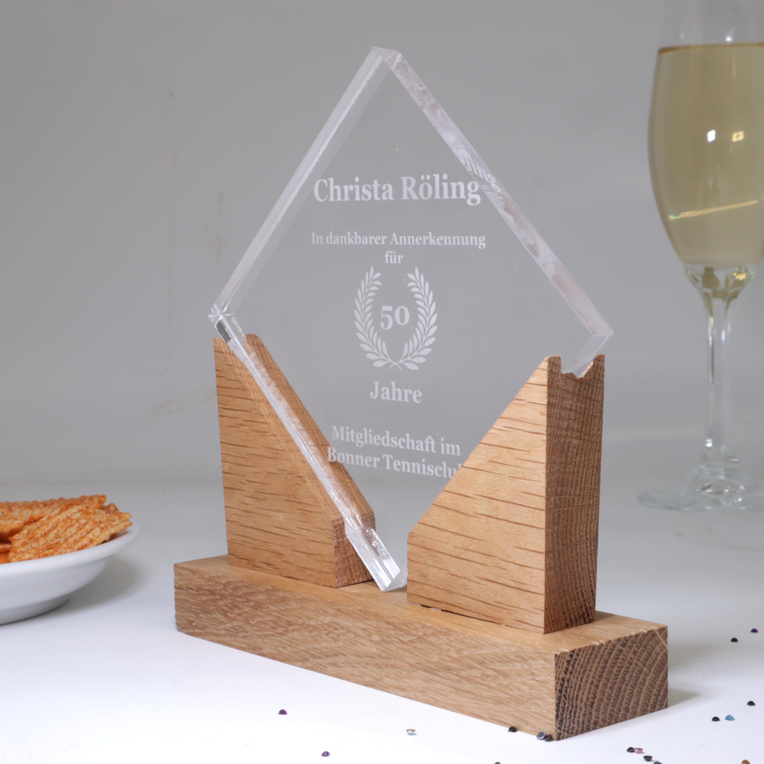 Pila Stone Moderner Acryl Award mit Holzsockel – personalisierbar & hochwertig, Acrylglas mit Eichenholz, Repräsentativ moderner Pokal der Extraklasse
