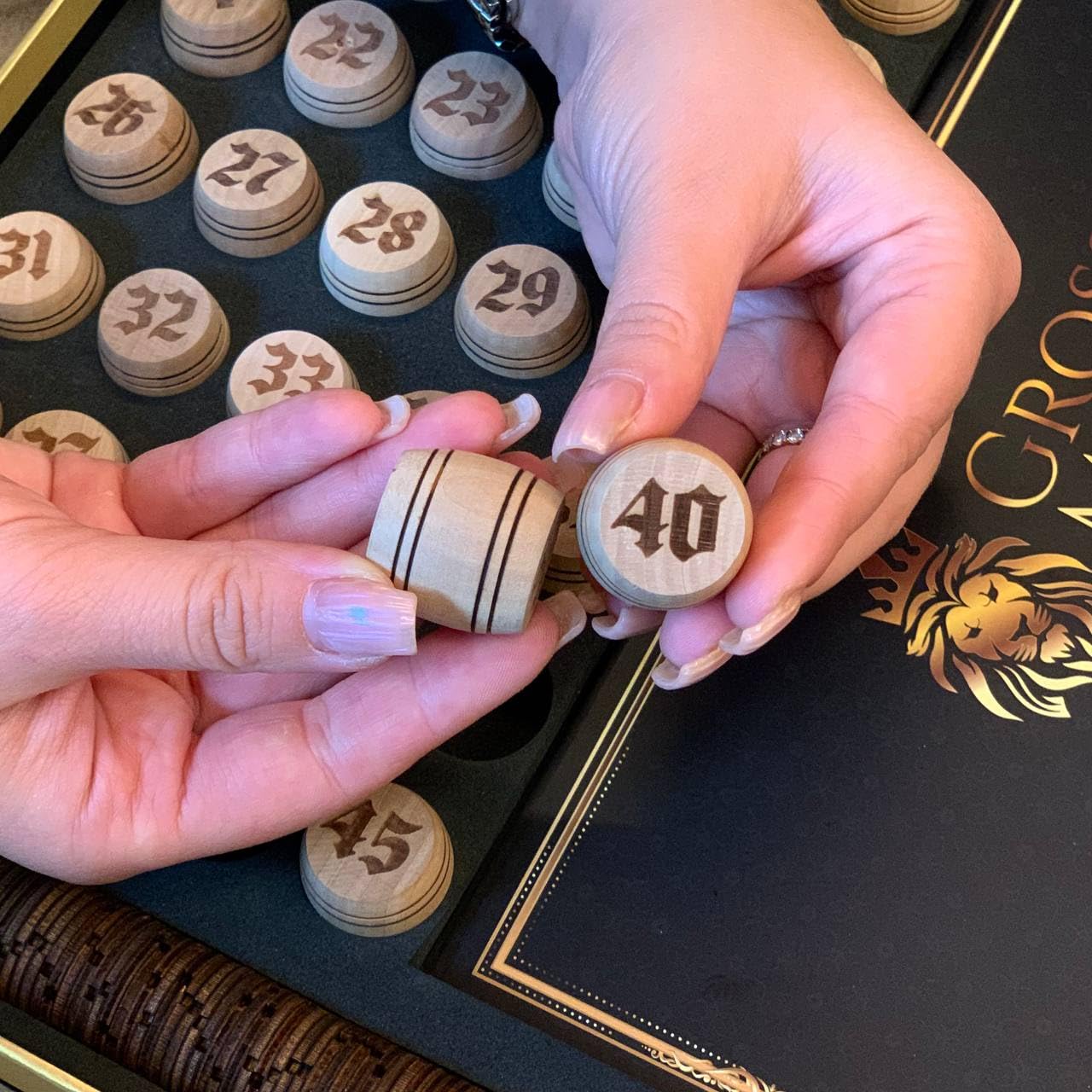Handgefertigtes Premium Lotto Spiel aus Holz – Klassisches Bingo-Set mit nummerierten Holzfässern & Spielkarten – Gesellschaftsspiel für Kinder & Erwachsene – Familienspiel & Lernspiel