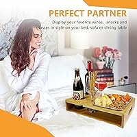 Vista 4 de Organizador rústico de bambú para aperitivos, bandeja de TV con 2 soportes para copas de vino tinto, organizador de sofá con bandeja para tazas