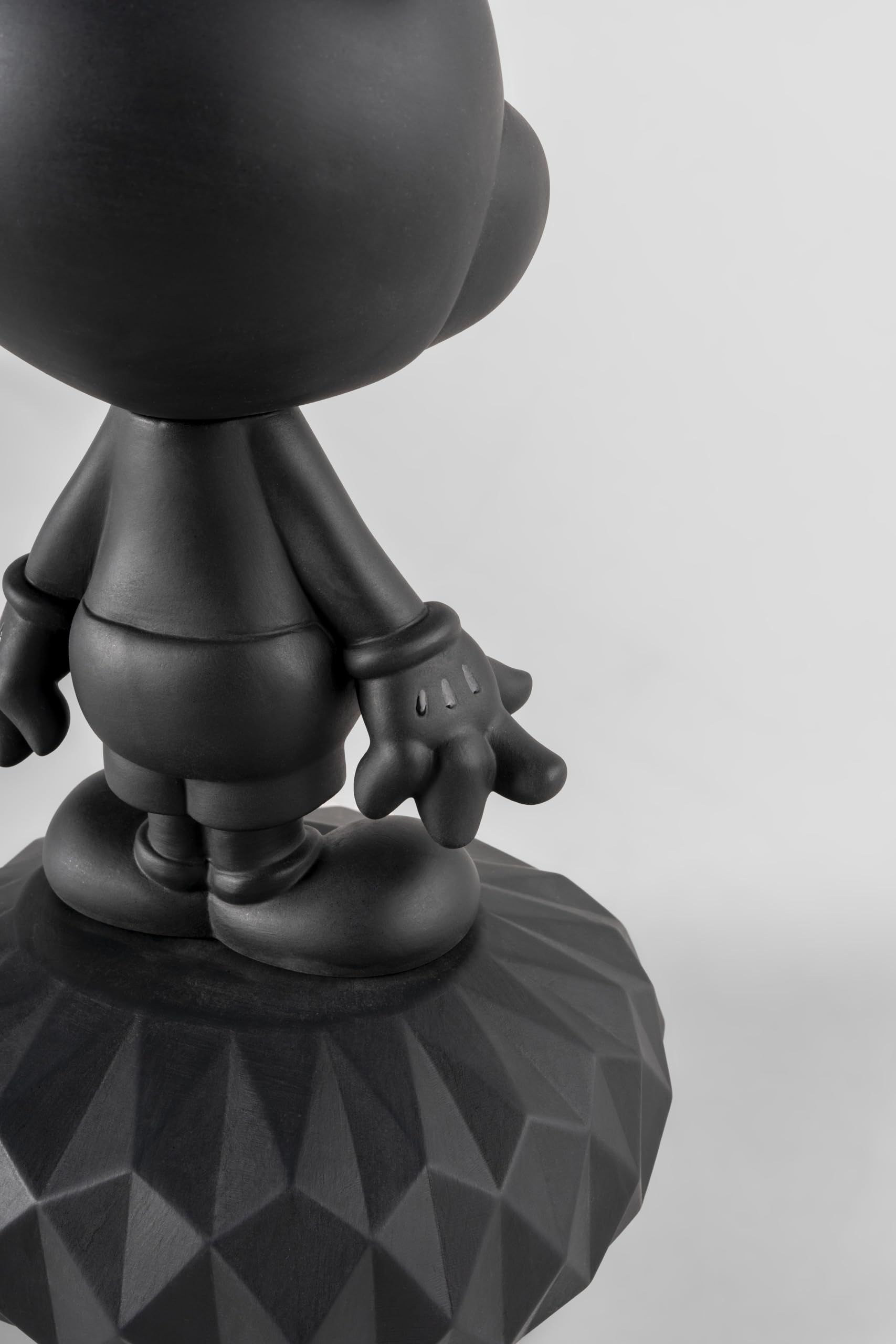 Amazon.com: LLADRÓ Porcelain Figure Mickey Total Black. Decorative