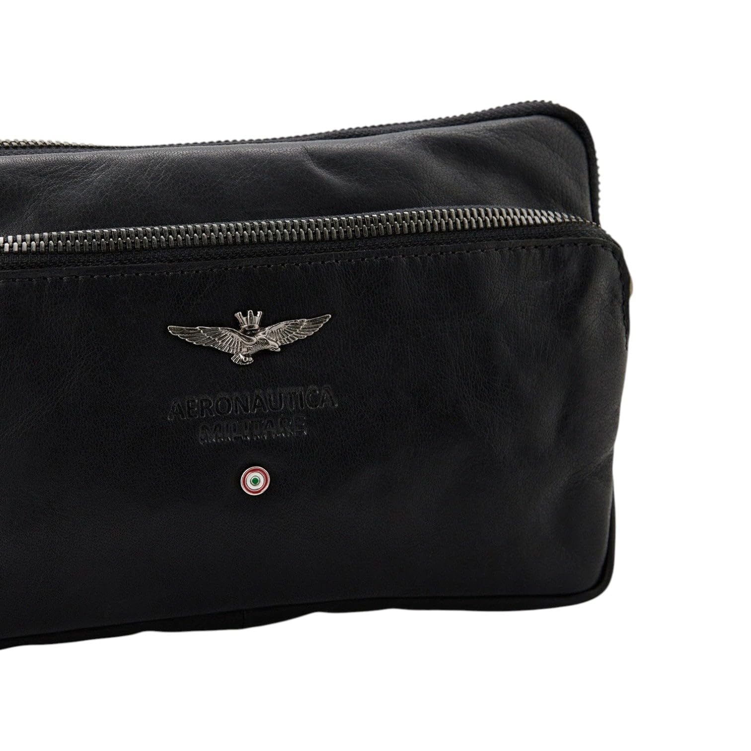 Aeronautica Militare Clutch con gancio da poso e tracolla regolabile removibile, scomparto principale organizzato, tasche esterne, una sul frontale ed una sul restro chiuse con zip. La particolare lav