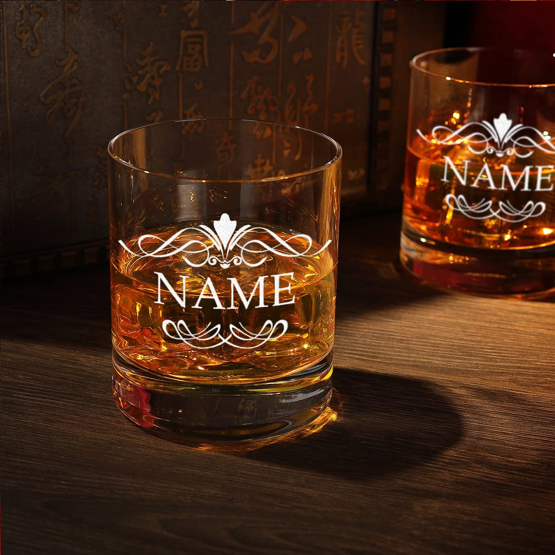 Skull Decanter Bars Set de 850 ml avec gravure – Motif ornement – soufflé à la bouche – Verres personnalisés 320 ml – Scotch, bourbon, rhum – Hommes, papas, frère – Cadeau d'anniversaire, Noël