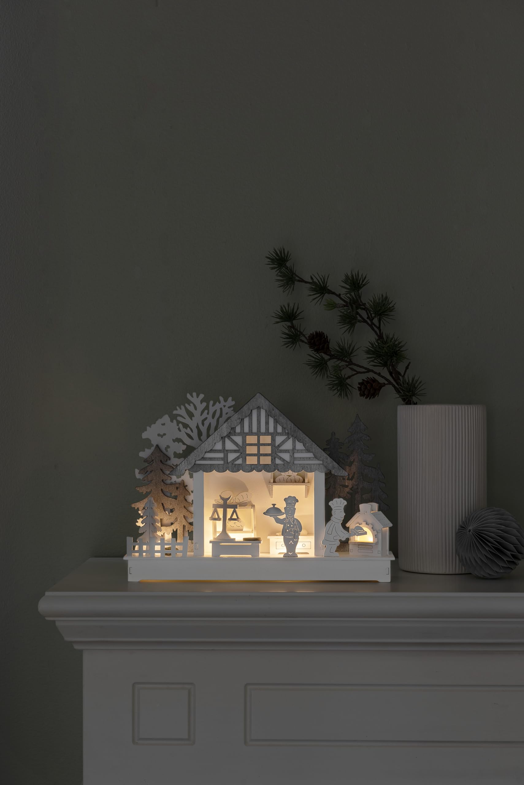Konstsmide Silhouette en bois à LED, blanc, « maison et boulangerie », minuterie 6H, 4 diodes blanc chaud, à piles, intérieur, Câble transparent - 3262-210