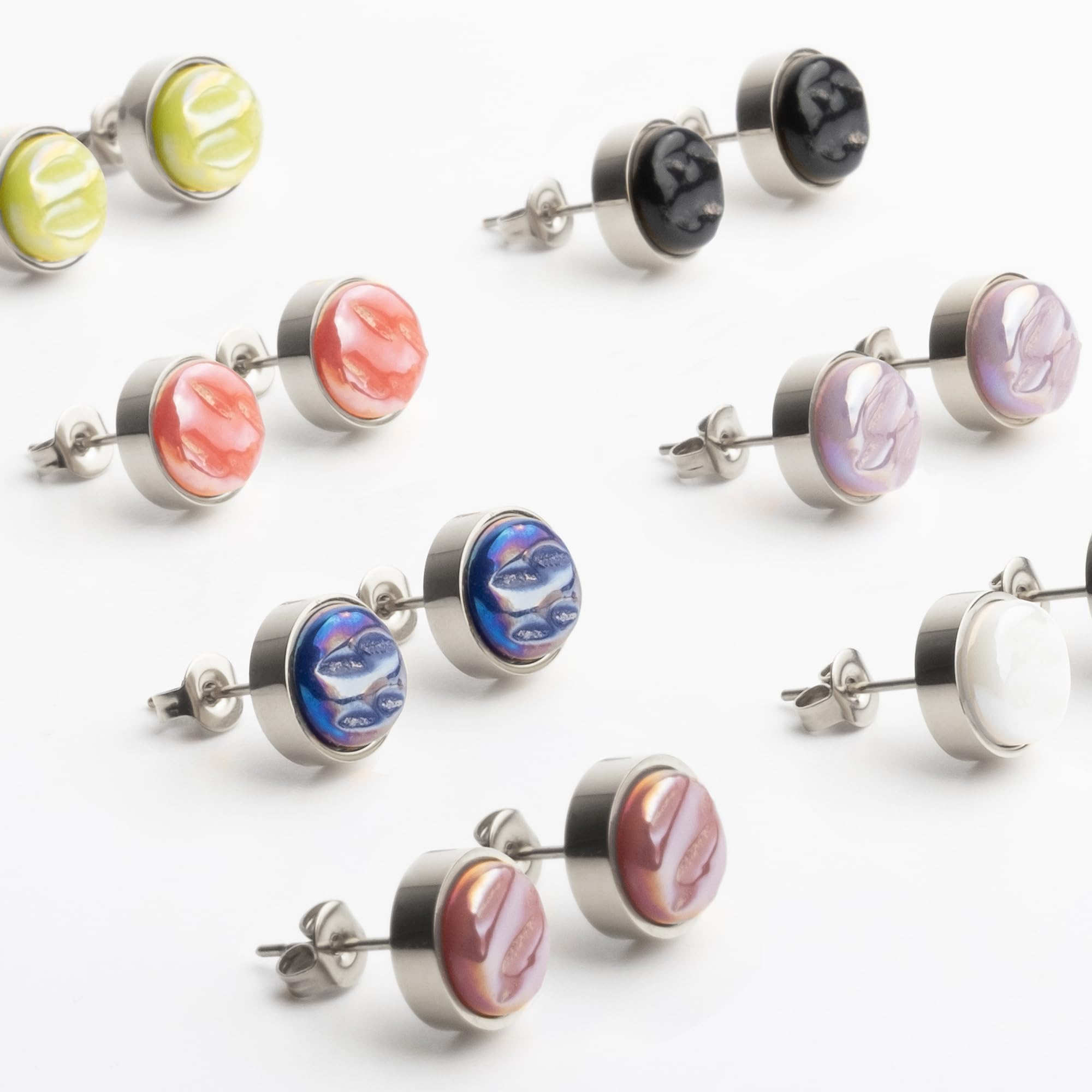 Kleine Ohrstecker silber mit Stein • Ohrringe für Damen in schwarz und weiß • Nachhaltiger Modeschmuck aus Edelstahl & recyceltem Glas mit Perlmutt Optik • Ø 9mm