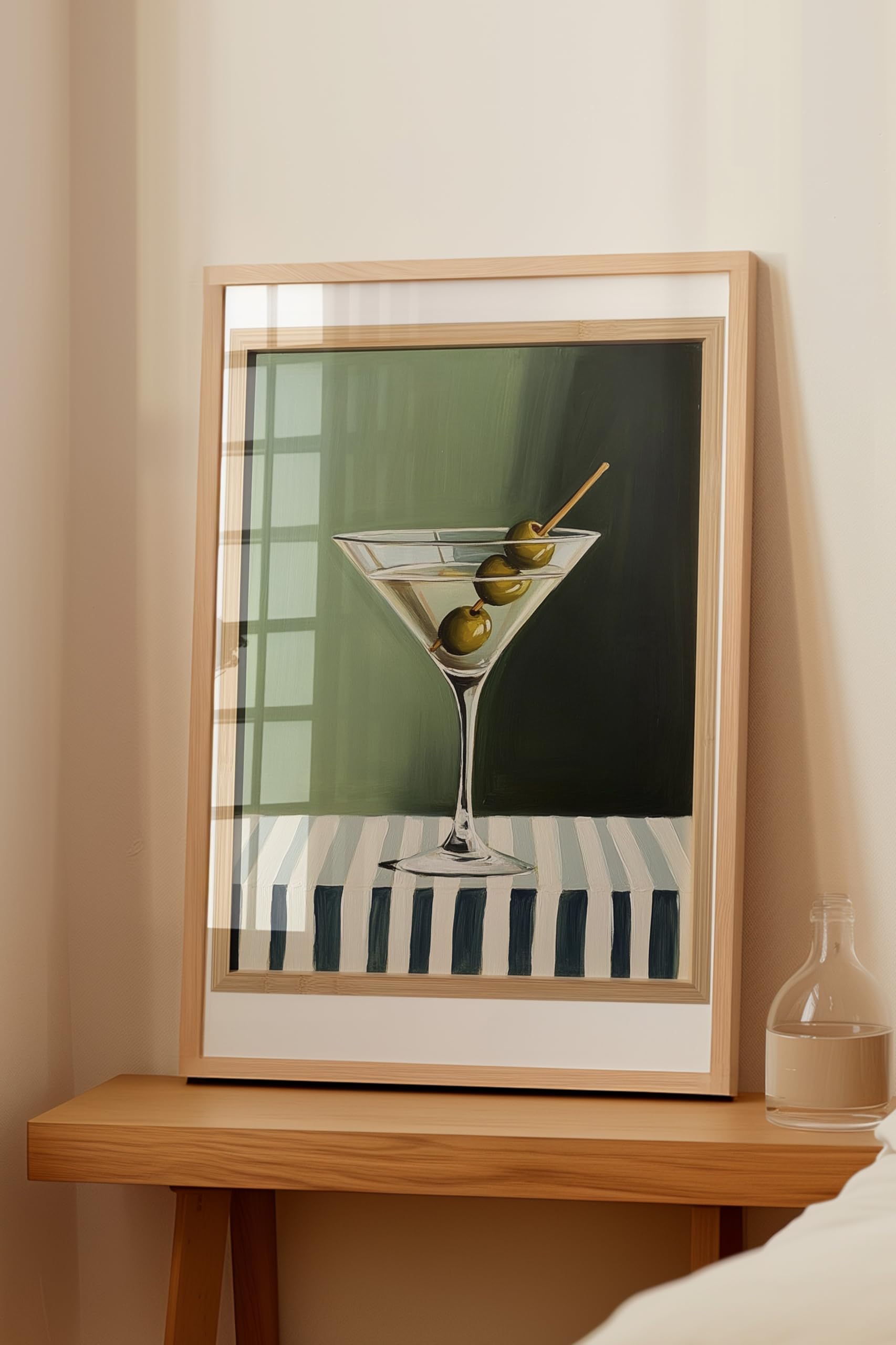Zestia Ahşap Çerçeveli Tablo, Martini Bardağı, Zeytinli ve Yeşil Arka Plan, Realist Stil Poster No: 107095 30 x 40