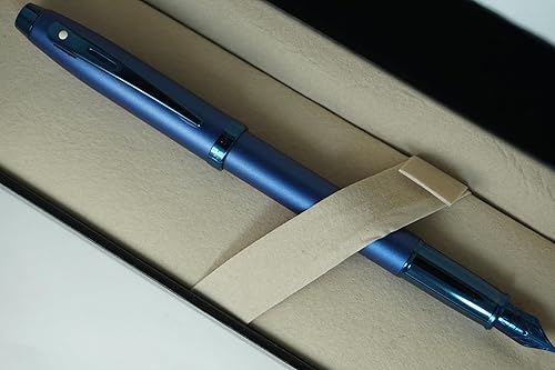 Sheaffer Pluma estilográfica de color azul satinado recargable con clip azul PVD, banda central de firma finial. Viene en caja de regalo premium