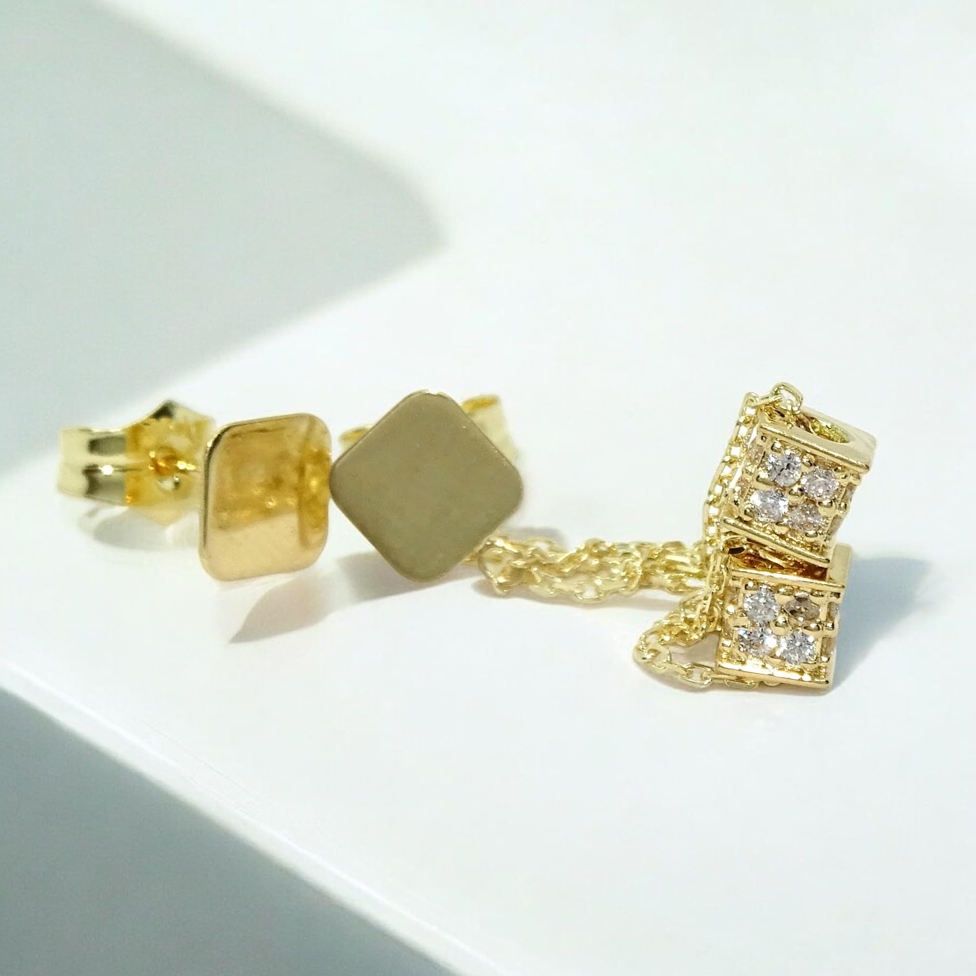 Pendientes largos de oro amarillo de 18k y circonitas para mujer. Largos 3.80cm. Cierre presión. Peso; 1.40gr