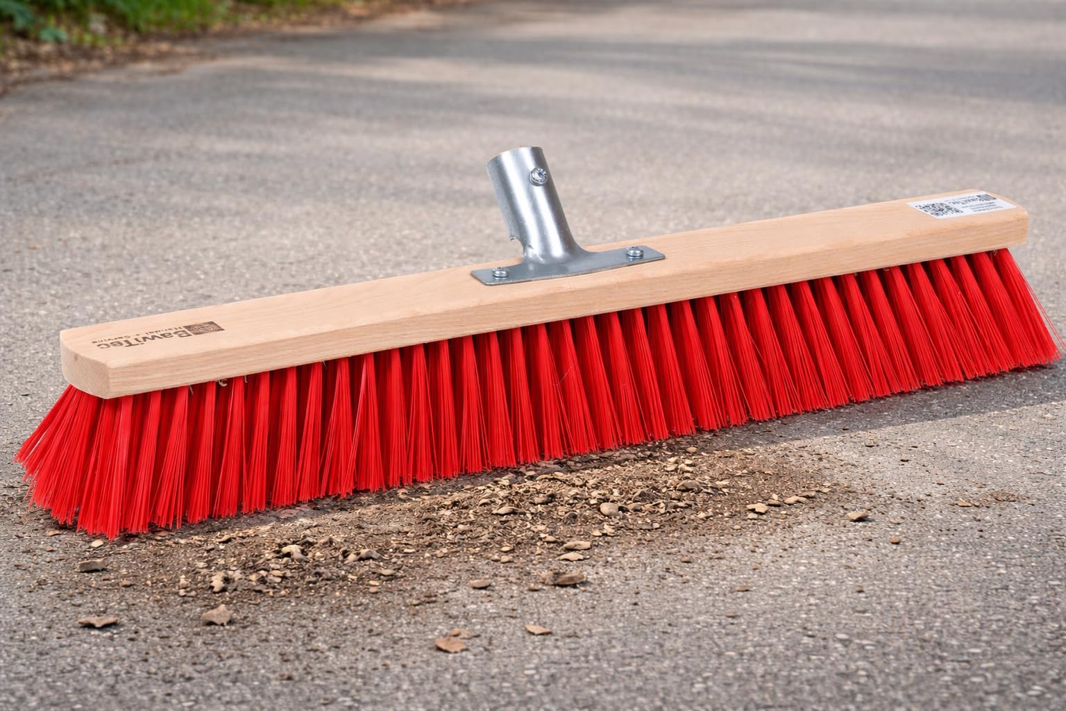 BawiTec Profi Straßenbesen, 80cm Breit, mit Stabilem Metall-Stielhalter Verschraubt, Dichte Rote Elaston-Kunststoff-Borsten, Kehrbesen, Besen, Werkstattbesen, ohne Besenstiel