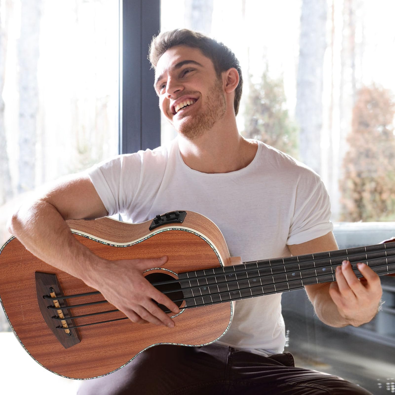 Basso Acustico Ukulele a 4 Corde in Legno a 16 Tasti con Sintonizzatore Pressofuso Nero Ed Equalizzatore per Concerti Musicali