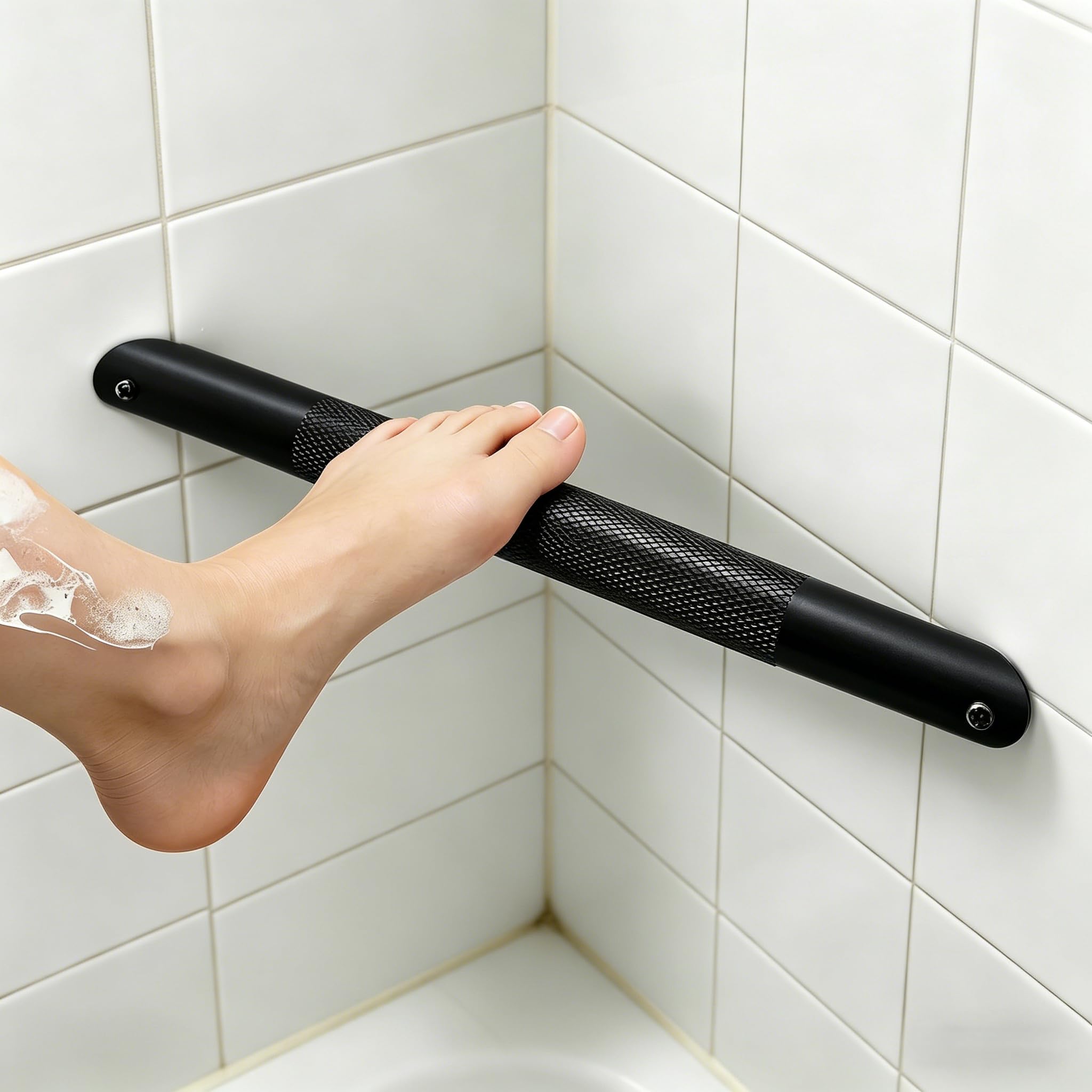 Barre repose-pied douche noir anti-glisse pour se raser les jambes sans perdre l'équilibre