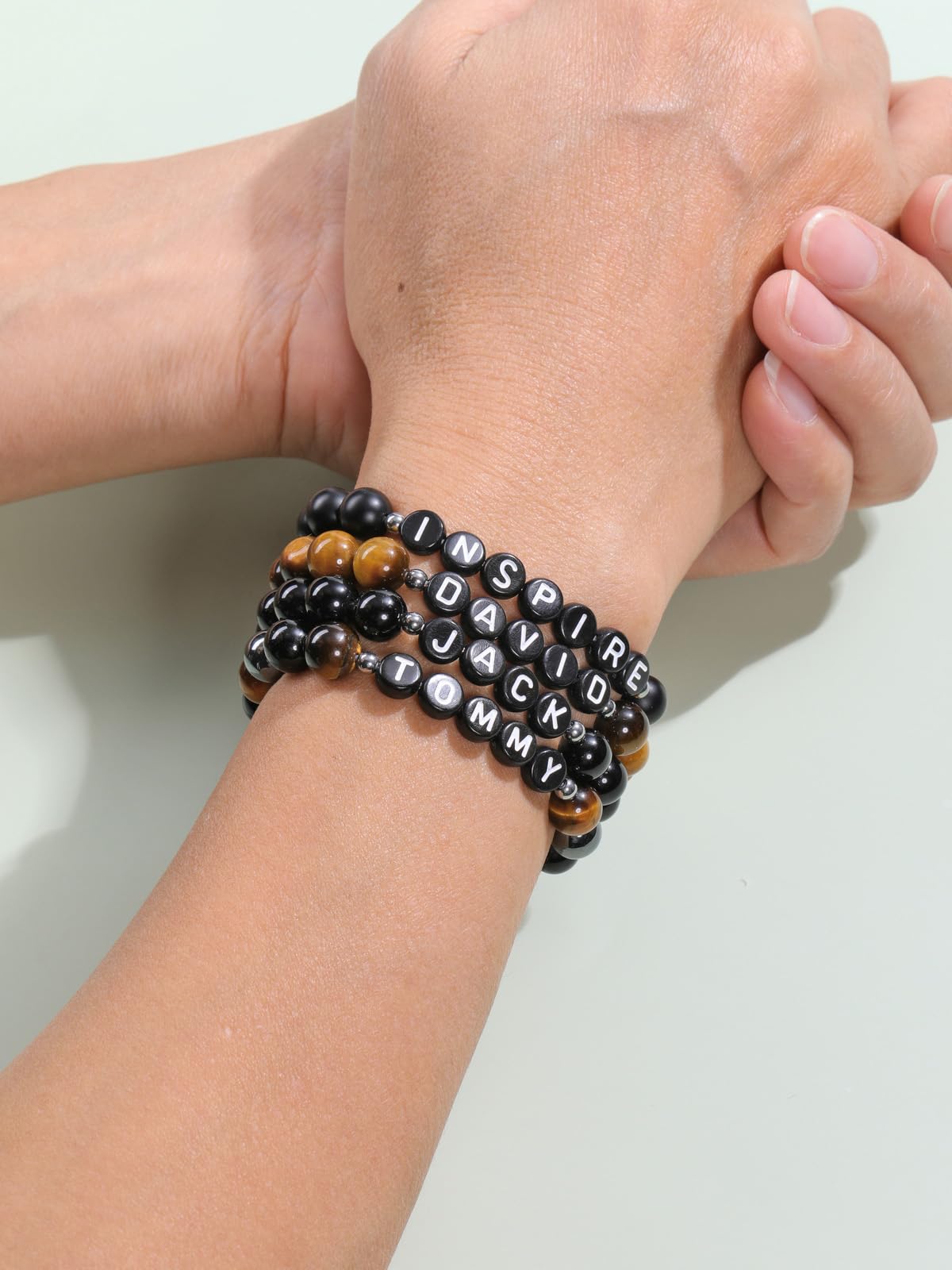 YDYDTTKD Pulseras Personalizadas para Mujeres, Hombres, Regalos, Letra Inicial grabada Personalizada, Pulsera con Cuentas, Regalos de cumpleaños para mamá, papá, Novio, San Valentín, Aniversario,