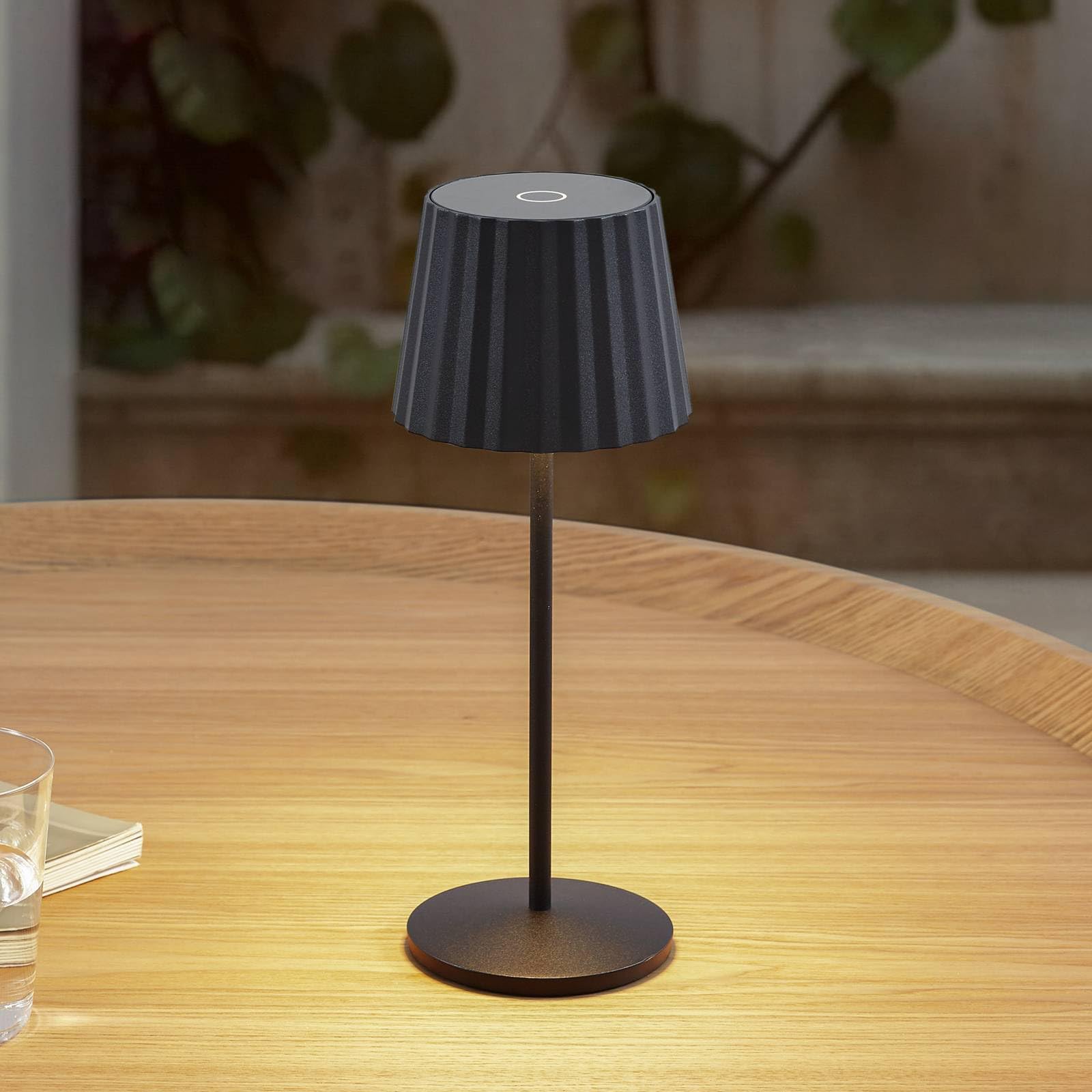 Lindby Lampada da tavolo a LED dimmerabile senza fili con sensore touch, lampada da tavolo portatile ricaricabile per interni esterni IP54 lampada da giardino