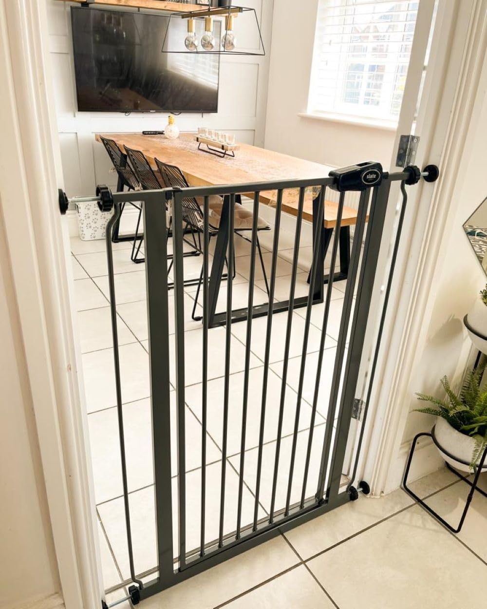 Bettacare Barrière étroite pour enfants et animaux de compagnie, 68,5 cm à 75 cm, gris ardoise, extra haute 104 cm de hauteur, barrière d'escalier, barrière pour bébé et adaptée pour chien ou animal