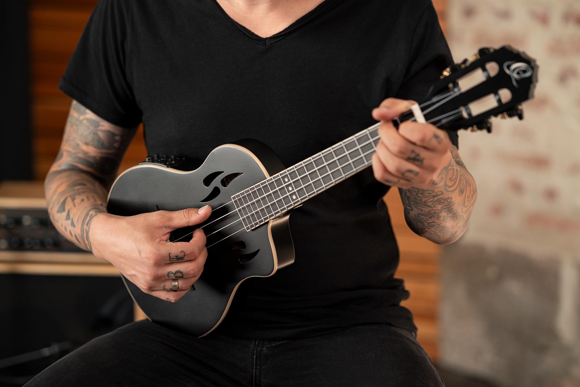 Ortega Guitars Ukulélé Ténor Électro-Acoustique – Corps Plein – Tourplayer Series – Housse Incluse – Épicéa/Okoumé, Noir (RTPS-U-SBK)