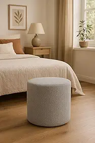 Puff Bouclé Redondo Cinza Claro Decorativo Estofado Moderno para Sala Quarto