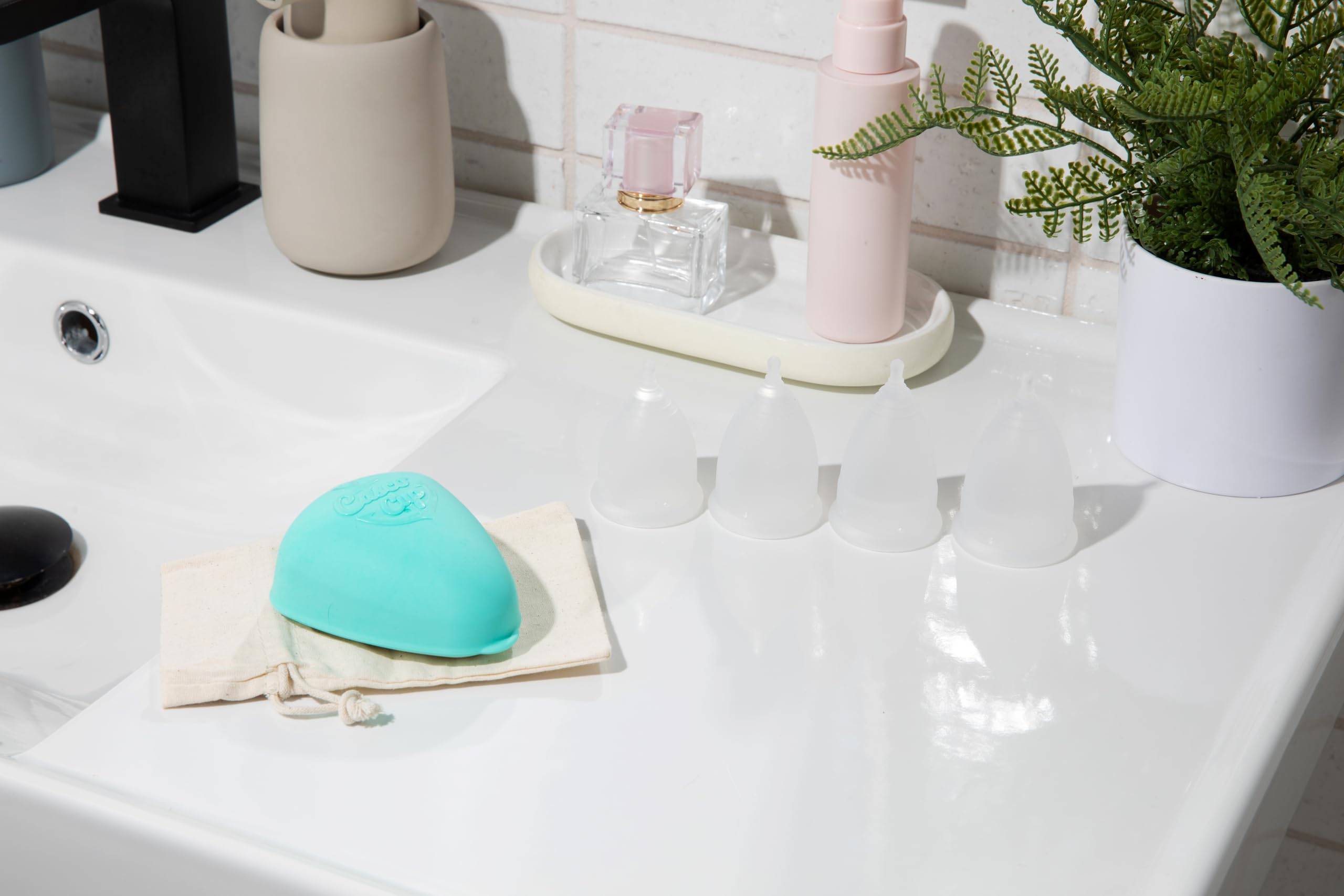 Casco - Copa menstrual y funda - Copa menstrual de silicona de grado médico fabricada en Maine USA, copa menstrual reutilizable. (Encuentra tu ajuste, paquete de 4)