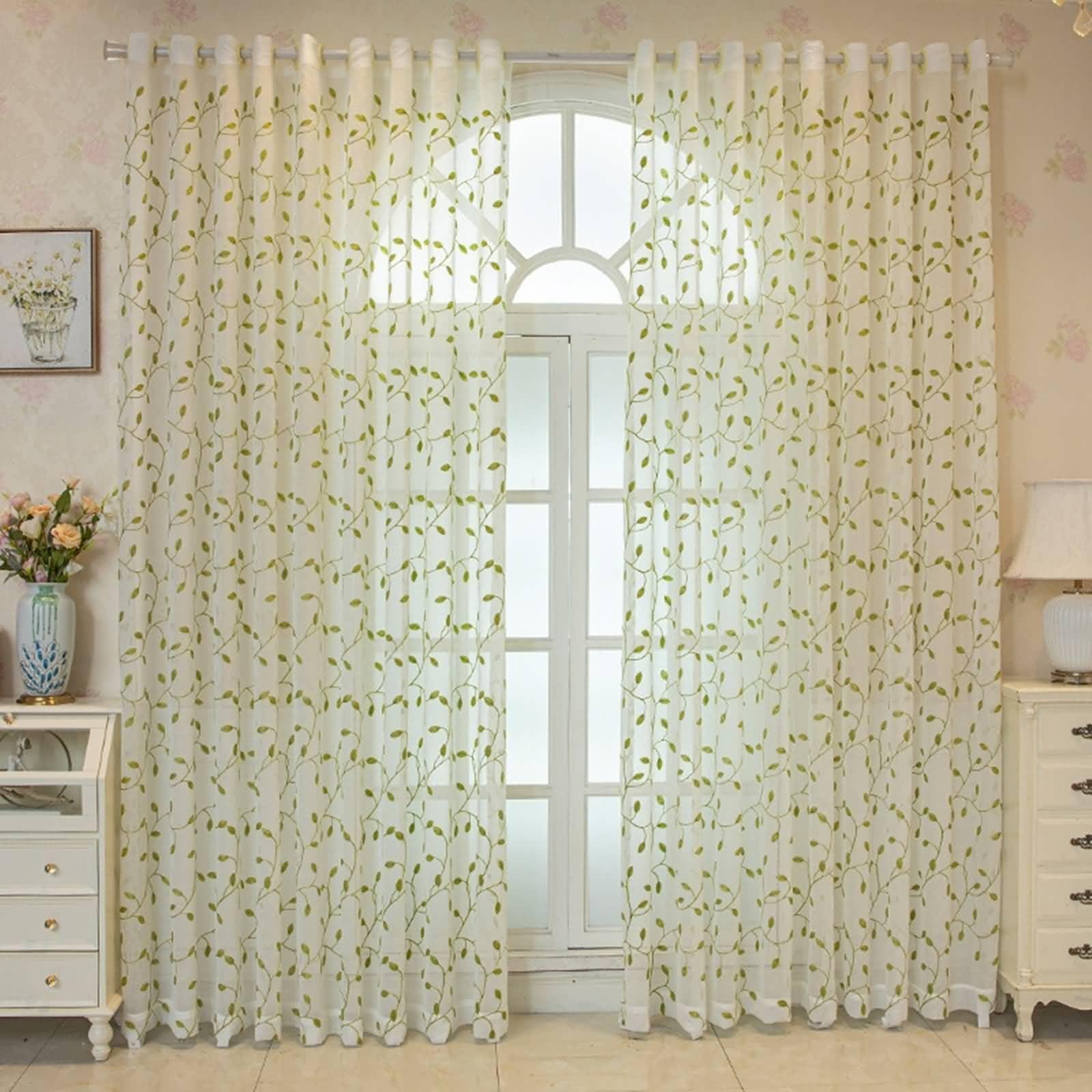 Rideaux voilage semi transparent pour bloquer le vis-à-vis du salon