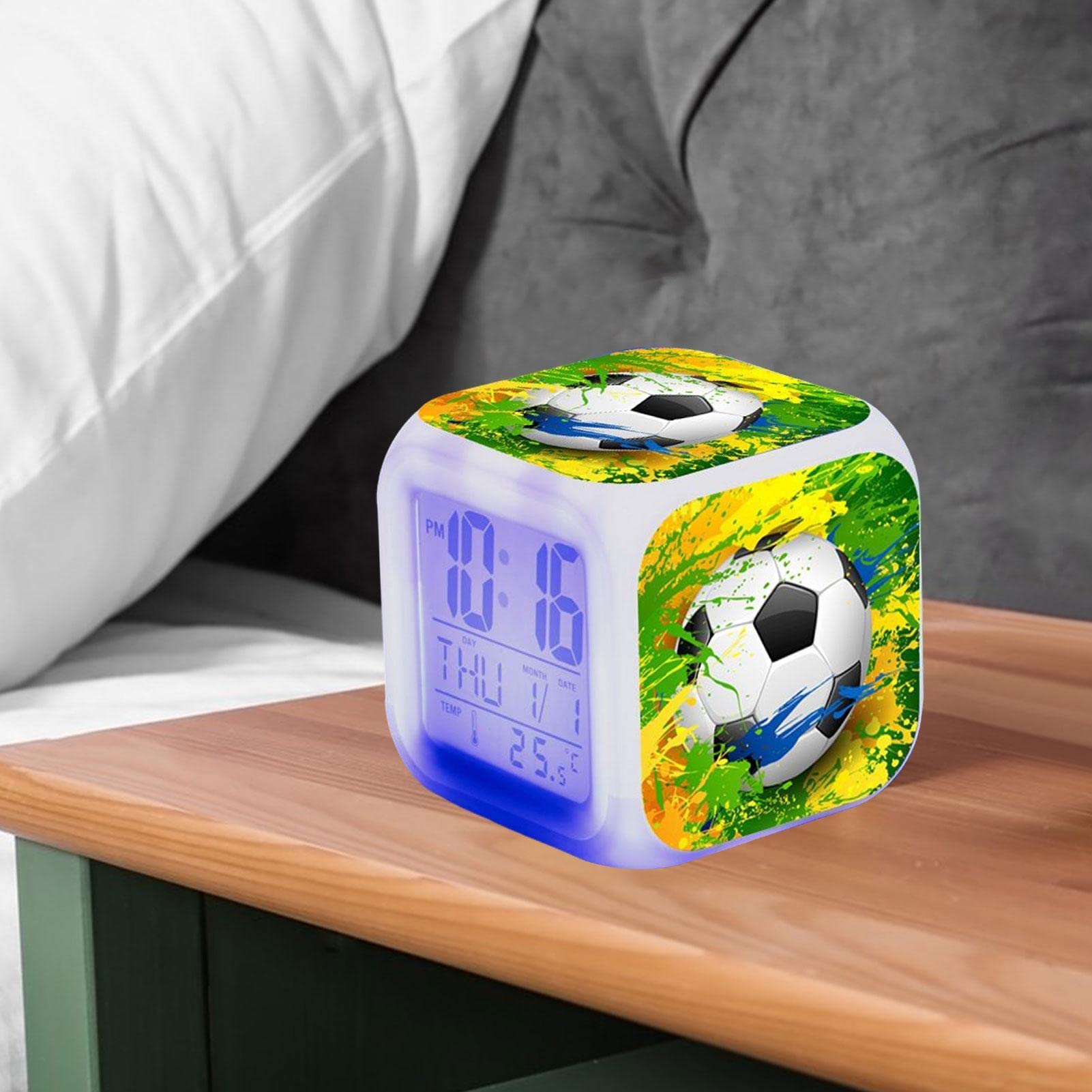 OQIMAX Réveil numérique coloré, réveil avec grand écran LED, horloge de bureau numérique alimentée par USB/piles avec répétition, température, commande vocale, 3 niveaux de luminosité réglables