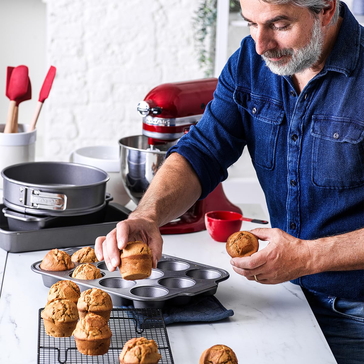 KitchenAid Bakeware - Vassoio antiaderente per 12 muffin, in acciaio alluminato, senza PFA, adatto al forno, lavabile in lavastoviglie, grigio