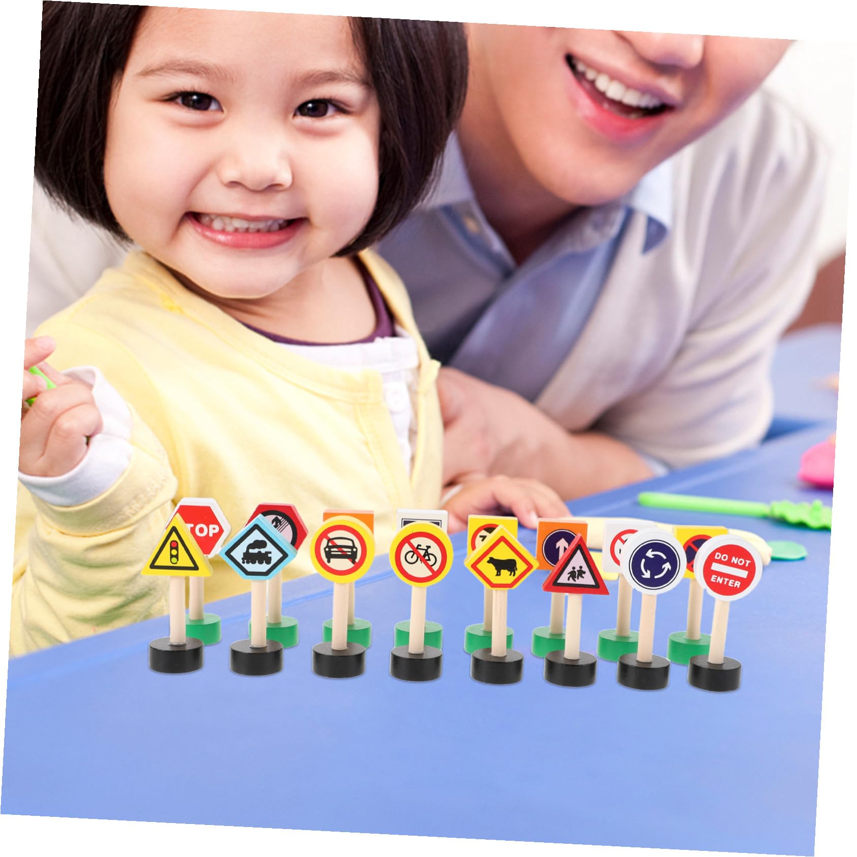 Ensemble De 16 Panneaux De Signalisation en Bois Jouet De Signalisation Routière pour Enfants Mini Panneaux De Rue Apprentissage Préscolaire Sensibilisation À La Sécurité Jeu Interactif