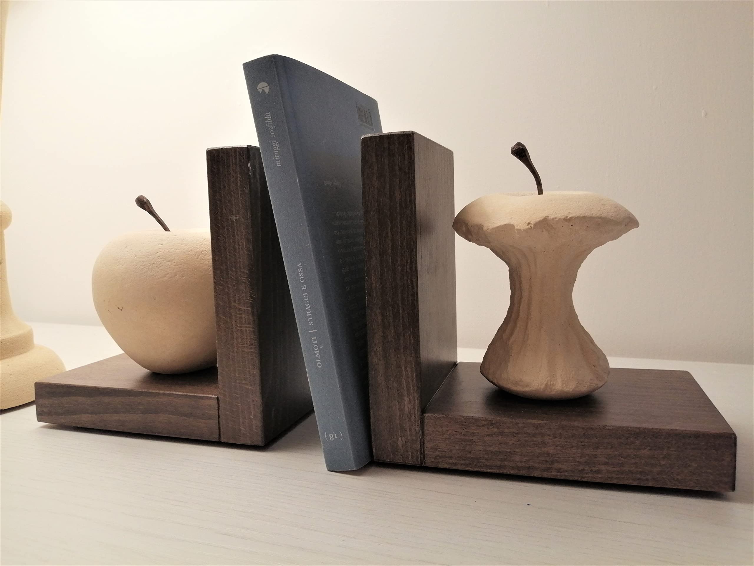 Progetto Arte. Par de sujetalibros Manzana/Manzana Mordida. Escultura de Piedra sobre Base de Madera. Objeto Hecho a Mano.Q027T+Q027M