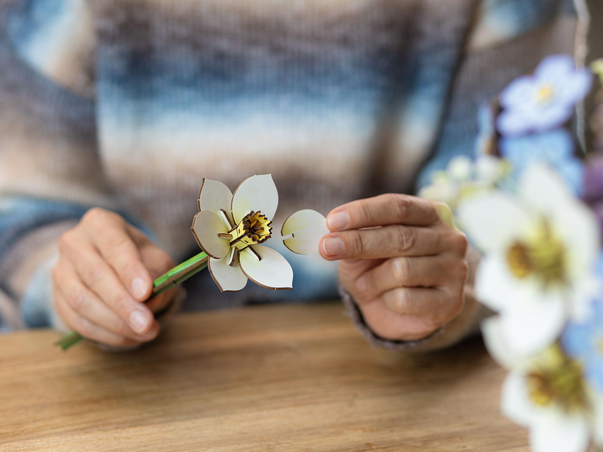 Revell Blossom Festival Blumenstrauß aus Holz als Deko, Ewige Blumen mit Vase und Duftring, DIY Blumen-Bausatz, Nachhaltige Wohn-Deko und Geschenkidee