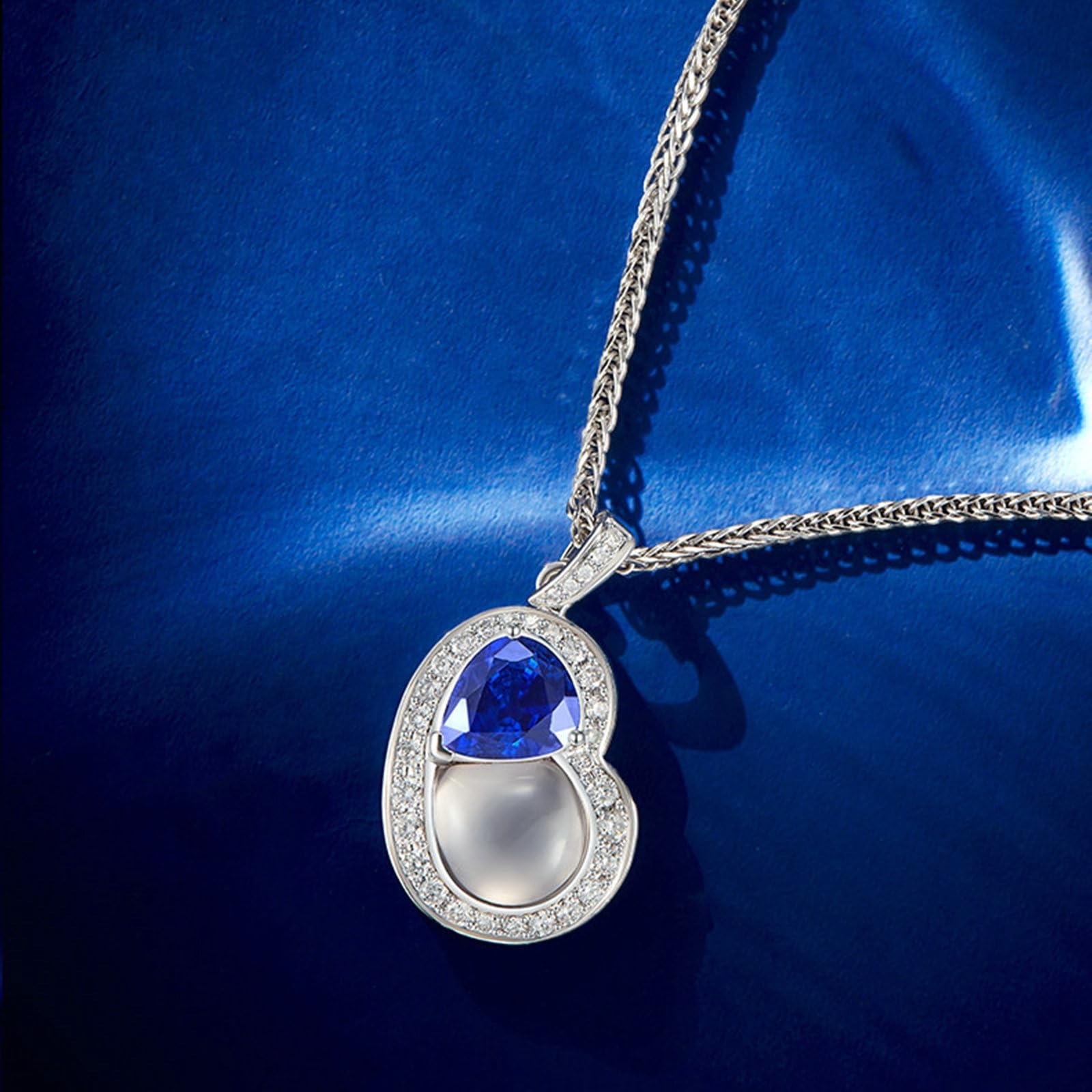 Cadena de mujer de platino 950 con colgante de geometría zafiro de