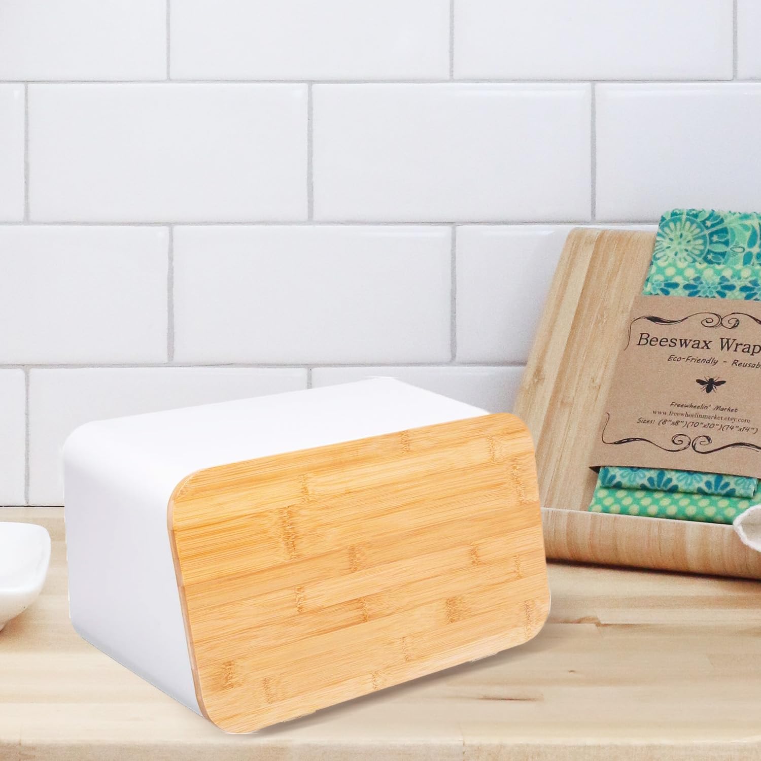 Avilia Panera con tabla de cortar – Caja para el pan con tabla de cortar de metal y bambú, 36,7 x 18,4 x 21,8 cm, blanco y marrón