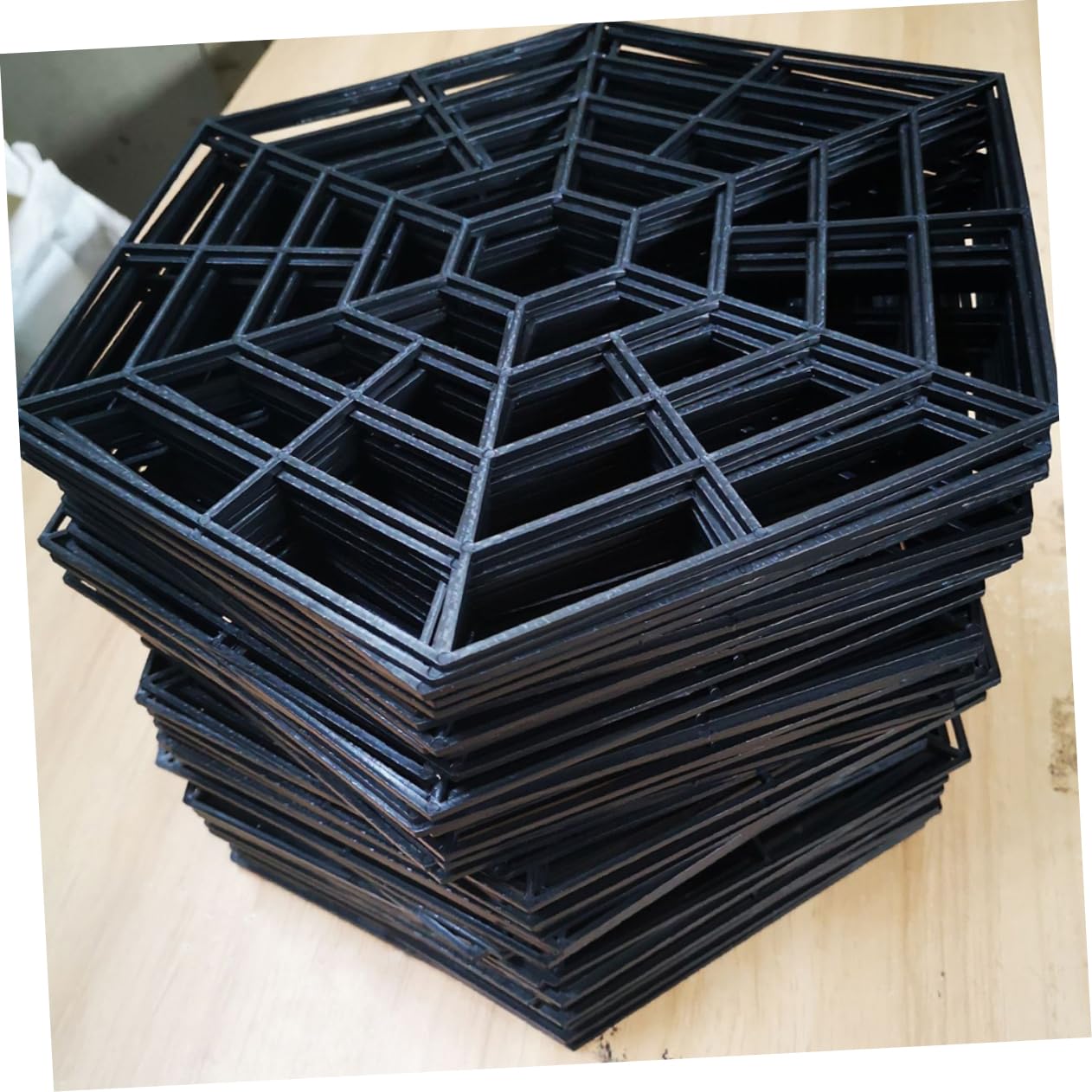 Mikikit Red Protectora de Estanques para Peces de Malla PP Negra Diseño Hexagonal, Mantiene Seguros los Peces y Evita Aves en Estanques Exteriores