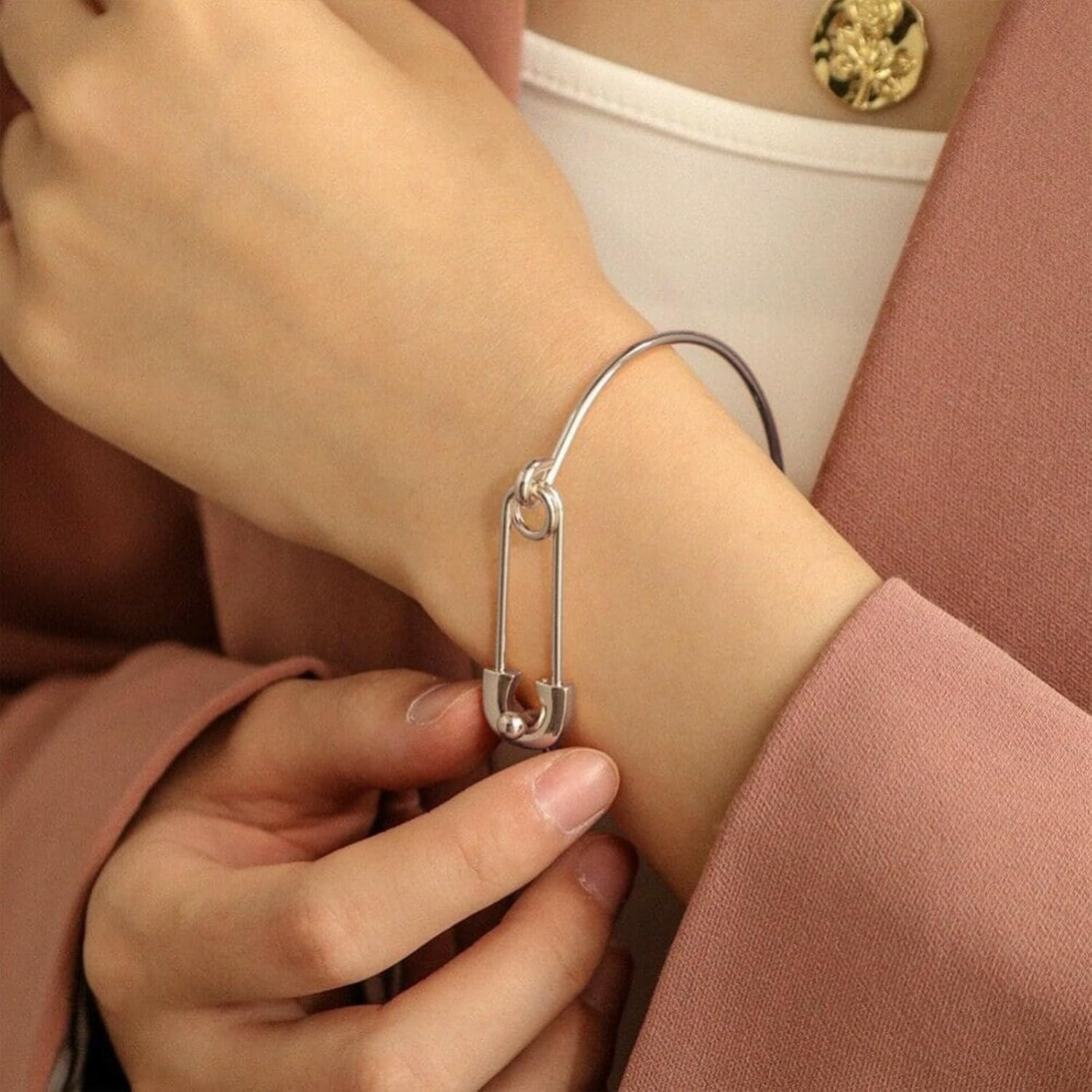 Elegant Gold Safety Pin Design Bangle Bracelet, Metal Cuff Style, Fashion Jewelry for Women - Image 2