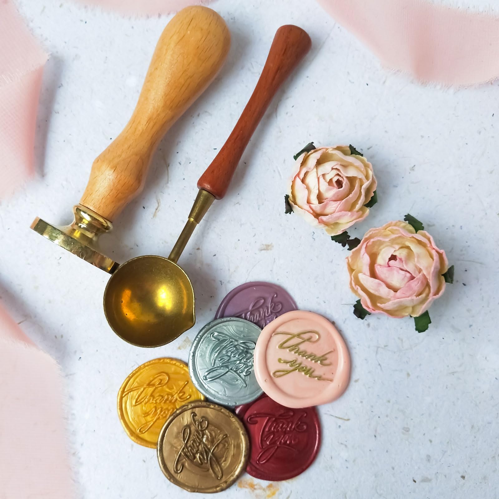 PATIKIL Kit di timbri per ceralacca con 26 lettere dalla A alla Z, stile vintage, con 2 manici in legno, confezione regalo per inviti di nozze, feste, confezioni regalo, biglietti con buste, stile 1