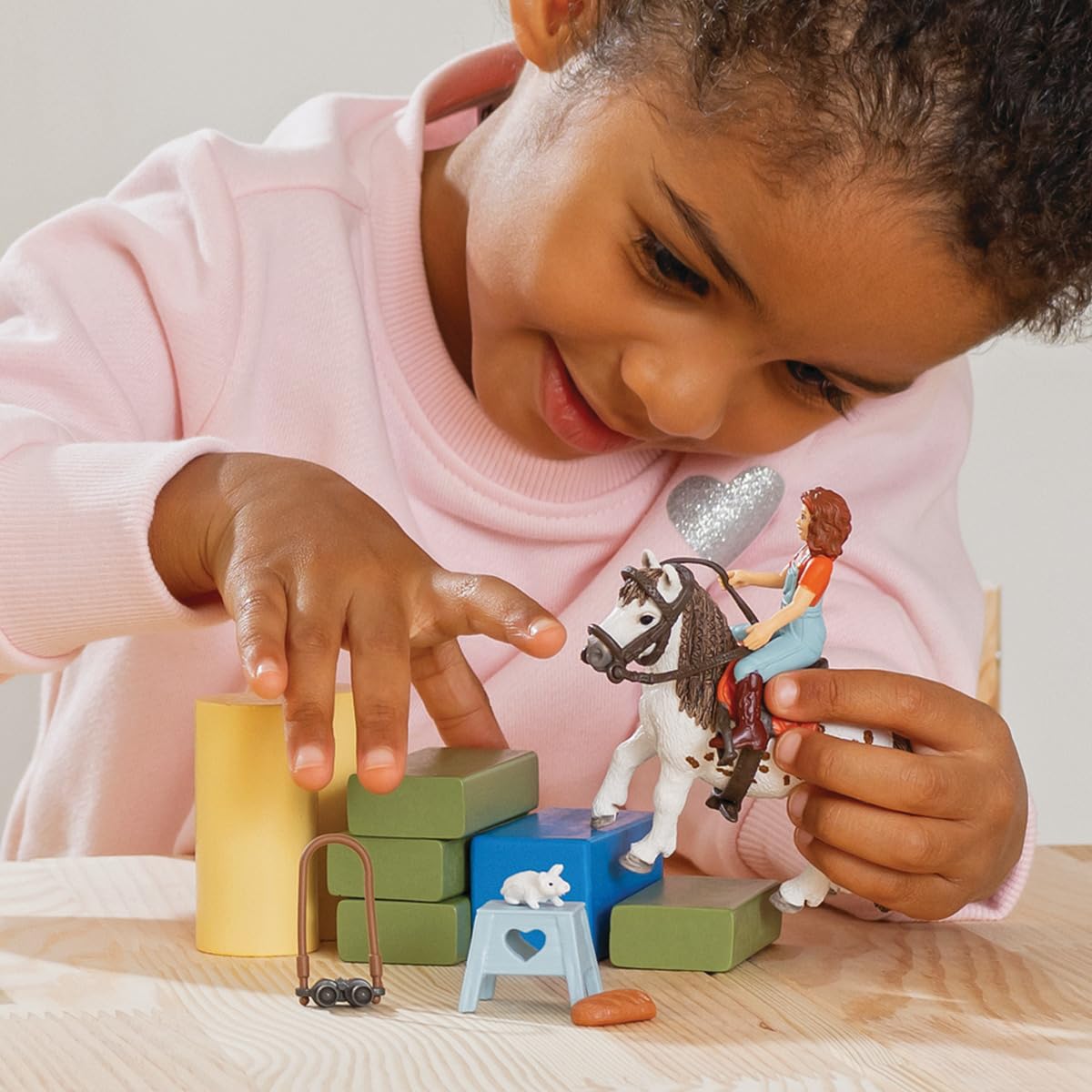 SCHLEICH HORSE CLUB | Mia & Spotty 42518 | set con figura ragazza, pony, sella e finimenti | giocattolo realistico da cavallo | regalo per bambine e bambini | da 5 anni | 9 pezzi