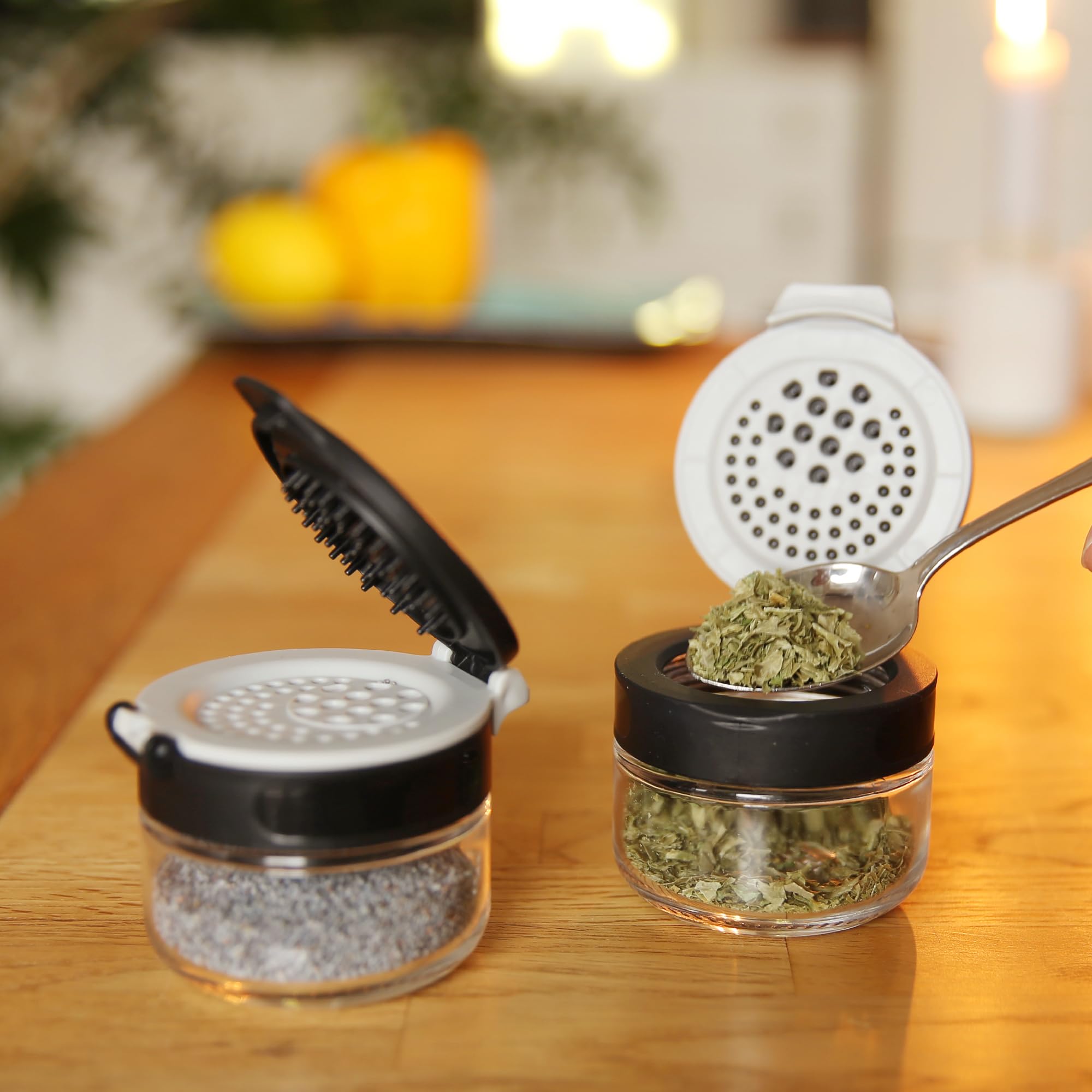 your GEAR Gewürzstreuer Double-Flip - Gewürzdosen in 2 Größen (200ml + 85ml) aus Glas mit drehbarem Gewürzregal, selbstreinigender Streueinsatz, Gewürzgläser im Gewürzkarussell mit Etiketten