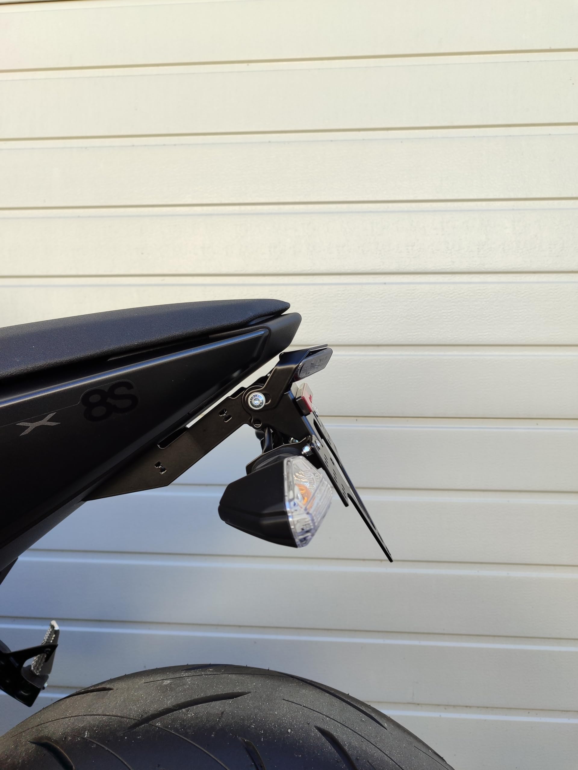 kurzer Kennzeichenhalter für Suzuki GSX-8S gsx8R Heckumbau EVO BriskKennzeichenträger kurzes Heck mit Rücklicht und Halter für original Blinker Suzuki gsx8r grofatec