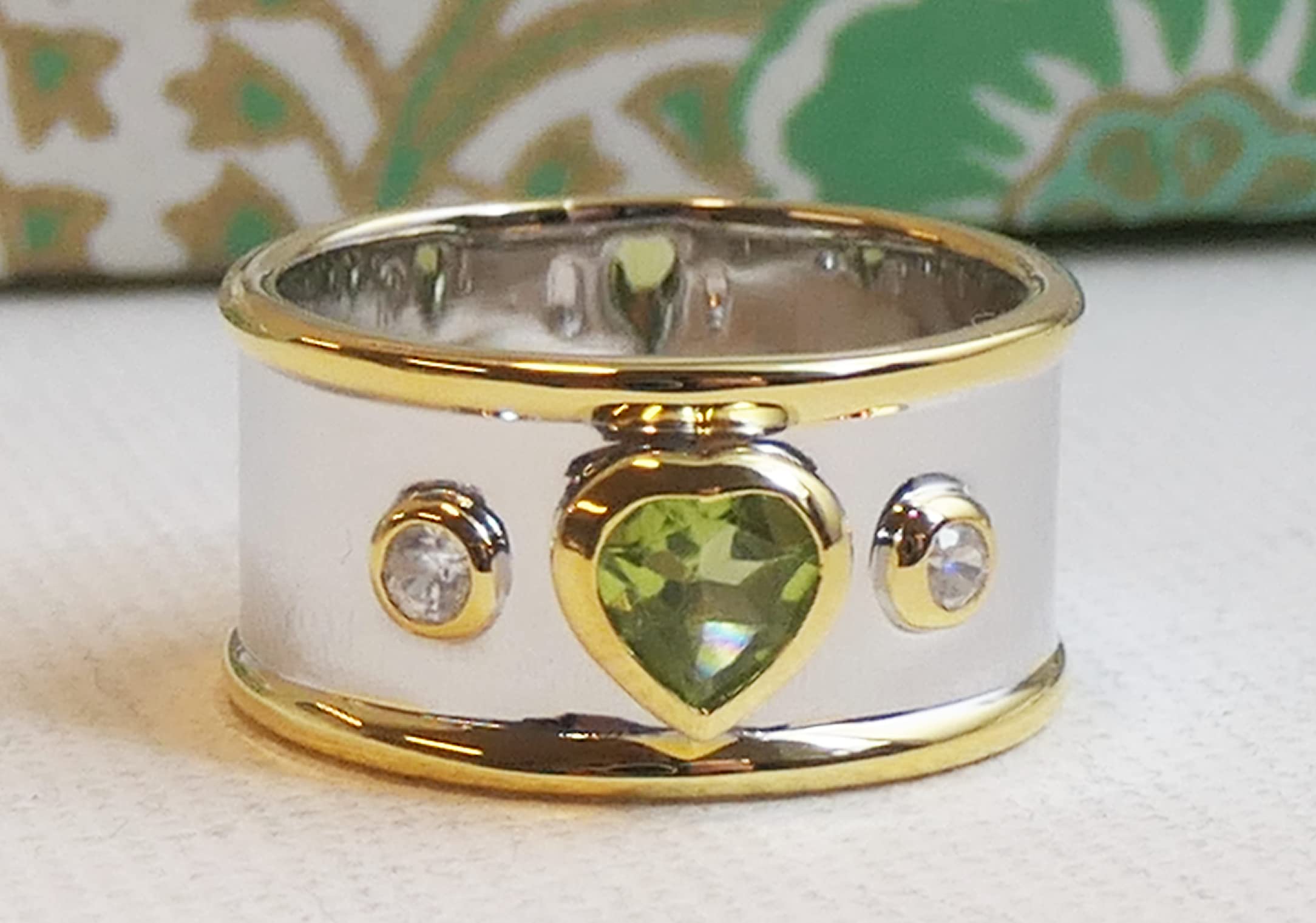 Anillo de plata de ley con peridoto y circonitas de metales mixtos