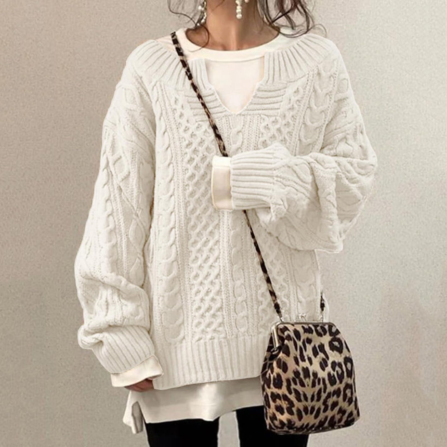 Maglione Invernale da Donna a Collo a V, a Maniche Lunghe, in Maglia a trecce Spessa e Calda, Modello Ampio e Comodo.