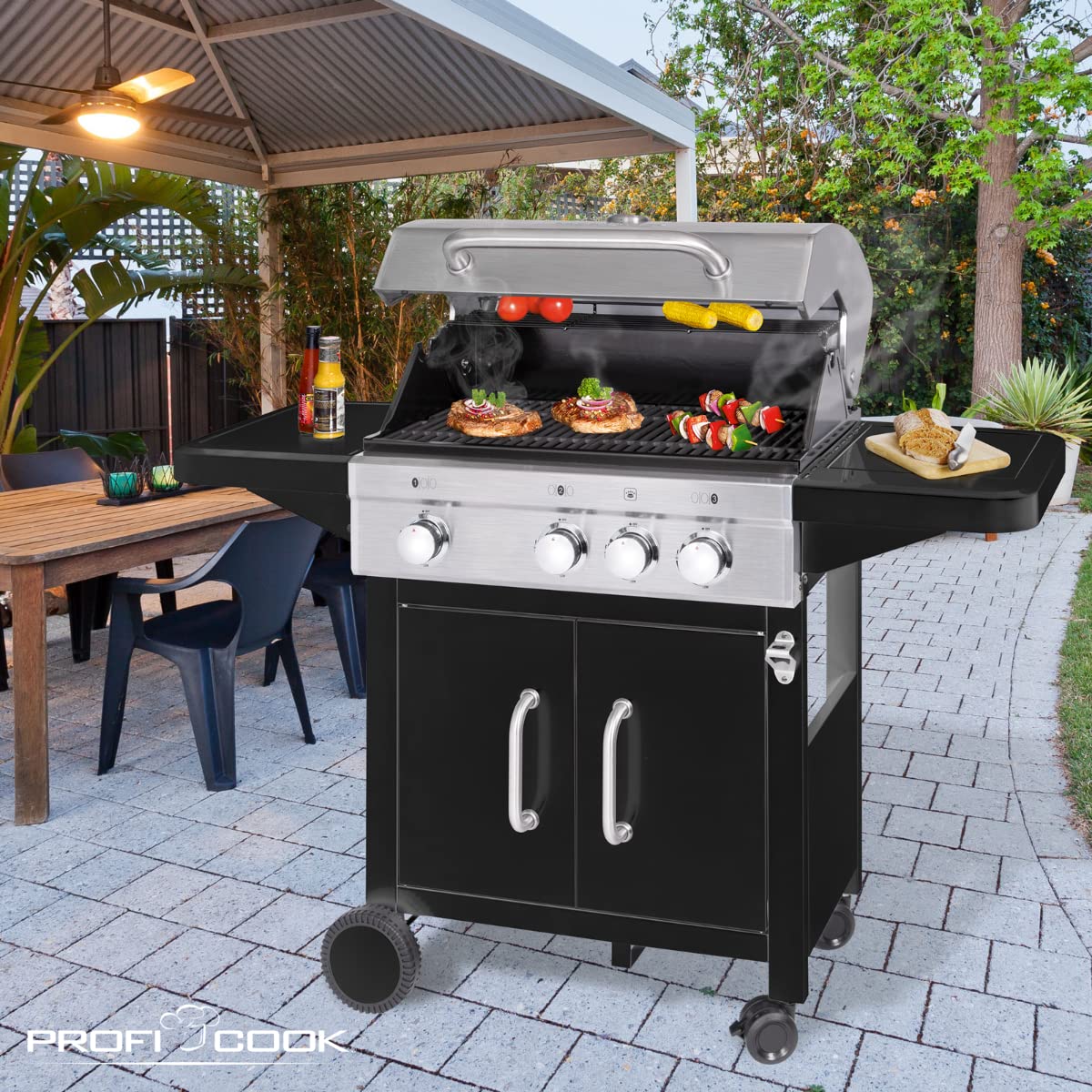 ProfiCook PC-GG 1219 - Barbacoa de gas, 3 quemadores de acero inoxidable + fogones adicionales (3 + 1), superficie de parrilla de 66 x 38 cm, 4 ruedas (2 de ellas con bloqueo), color negro